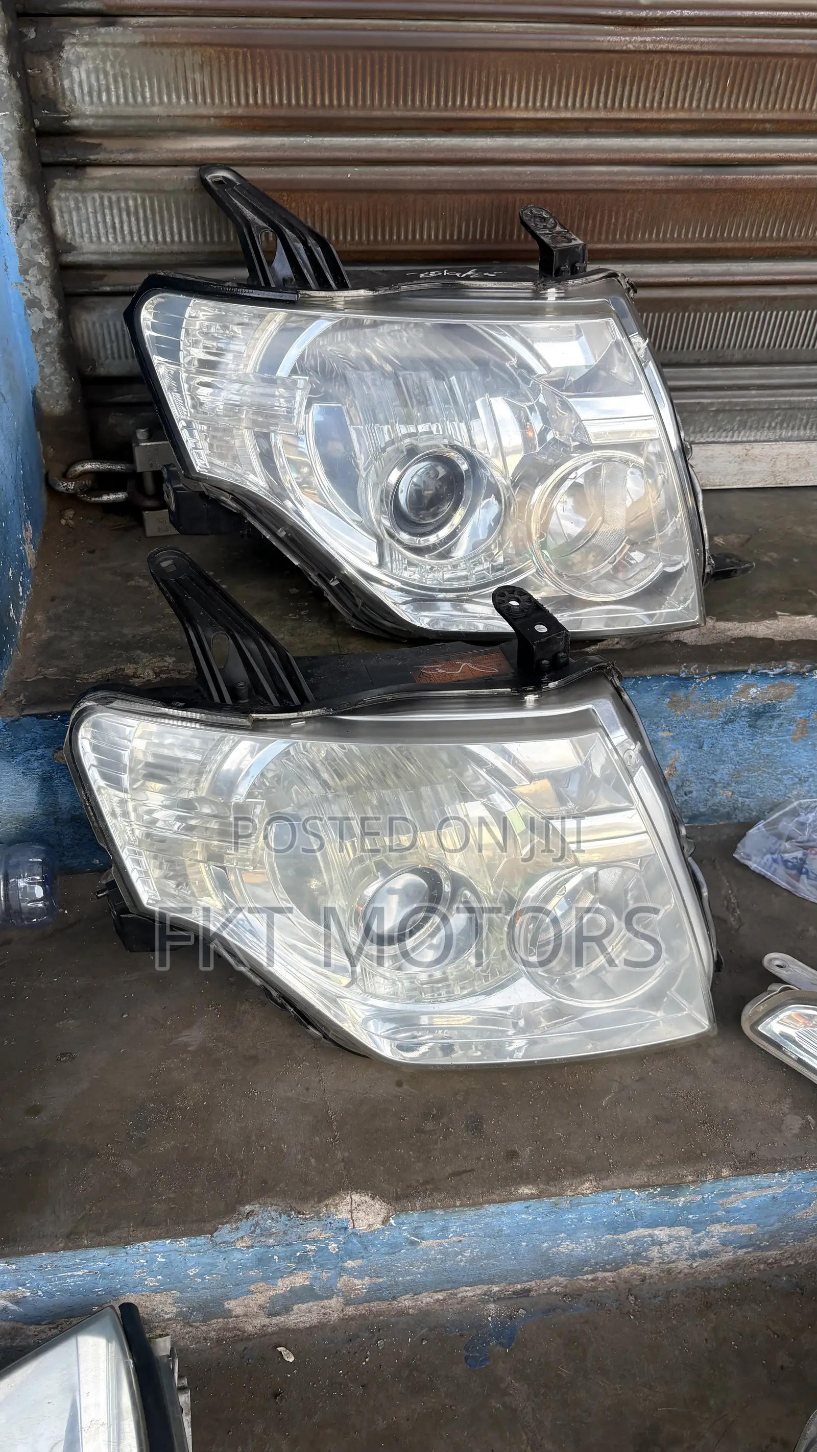 Mitsubishi Pajaro Sports Headlight 2008,2009,2010,2011,2012