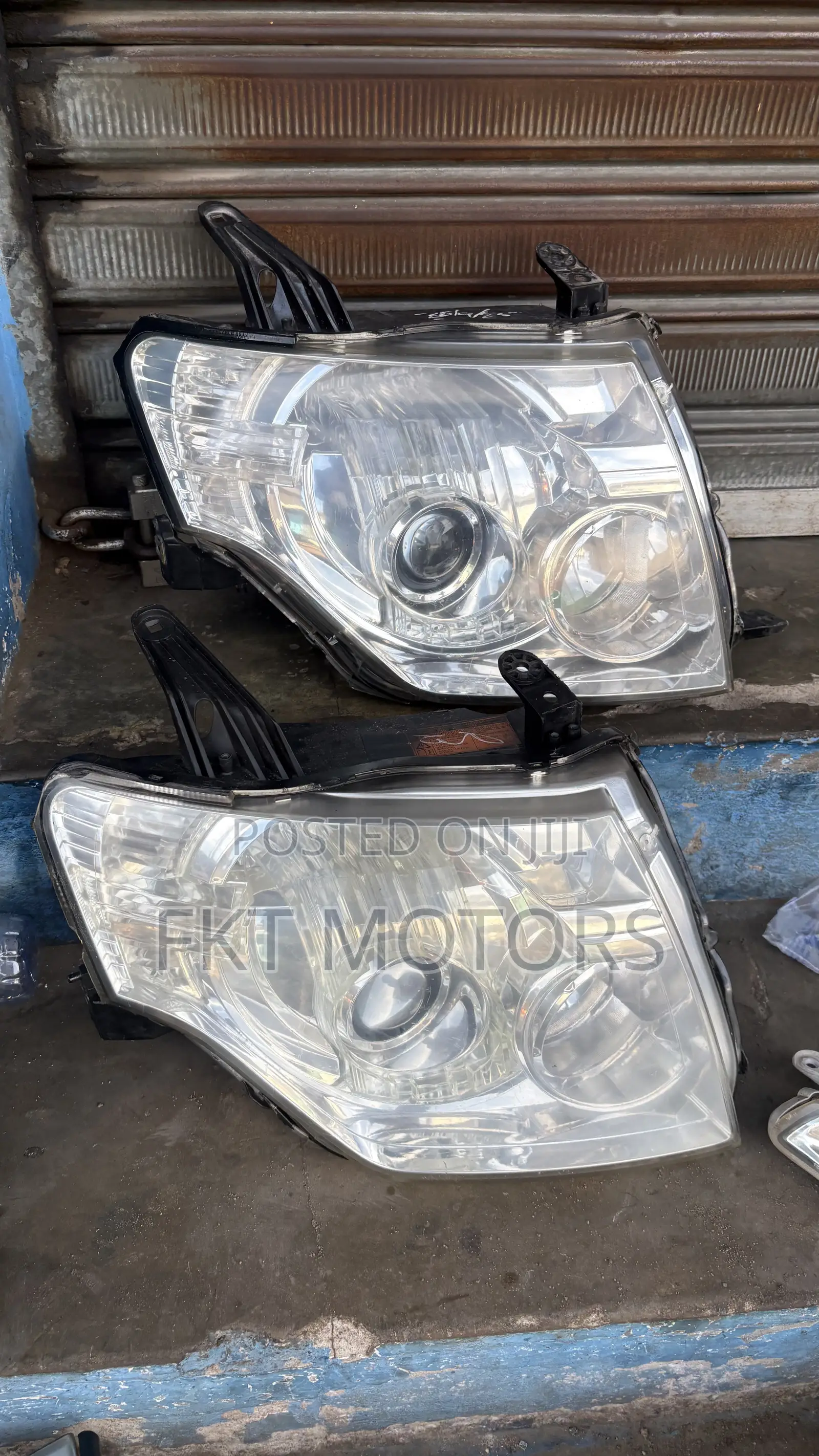 Mitsubishi Pajaro Sports Headlight 2008,2009,2010,2011,2012