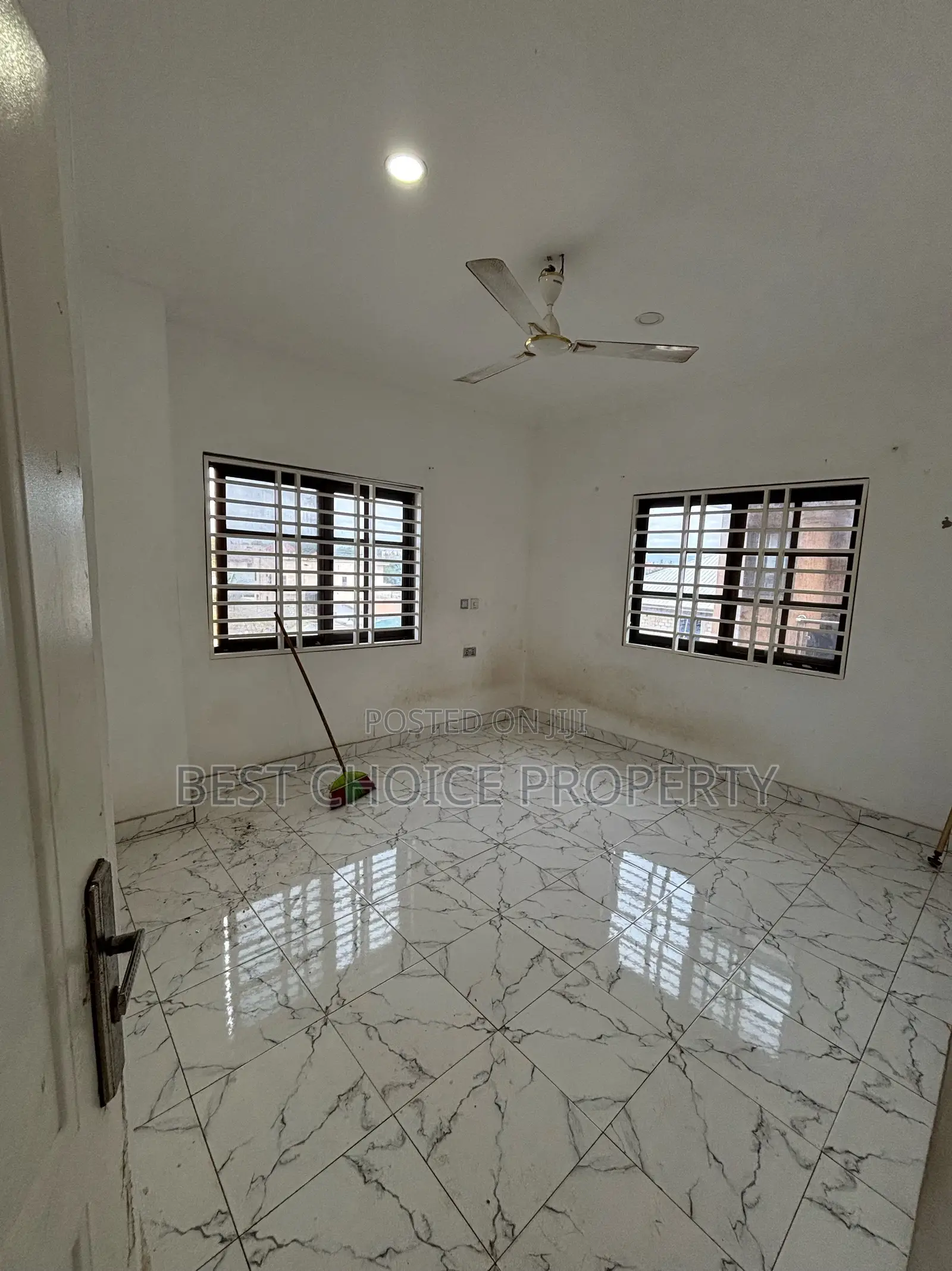 Ex 3 Bedroom Apartment for Rent at Lakeside