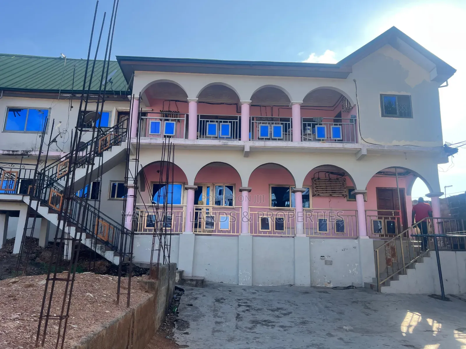 8bdrm House in Accra Metropolitan for sale