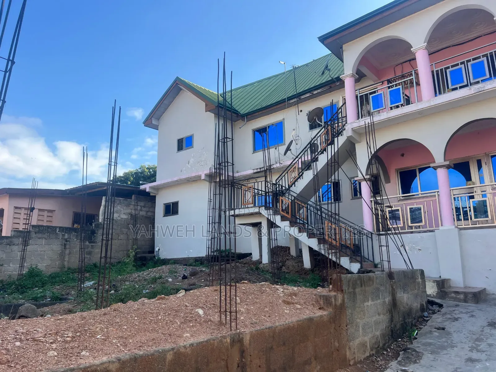 8bdrm House in Accra Metropolitan for sale