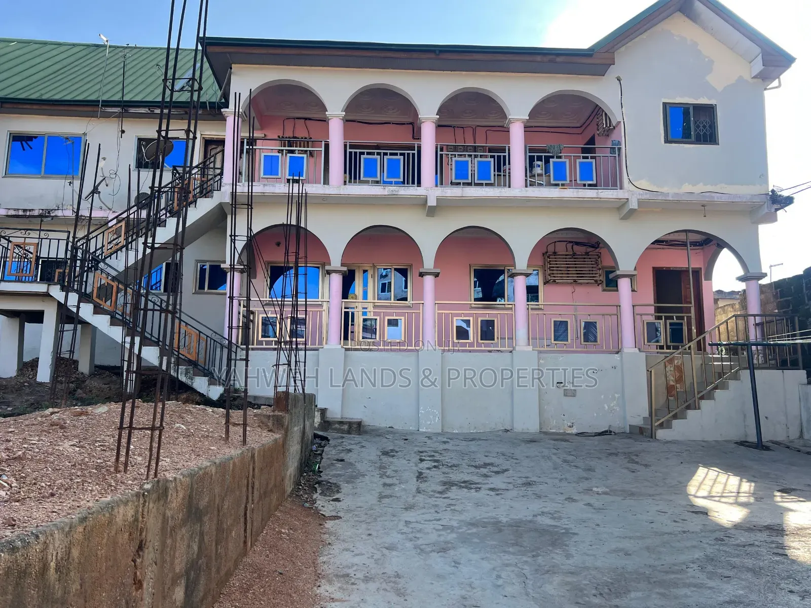 8bdrm House in Accra Metropolitan for sale