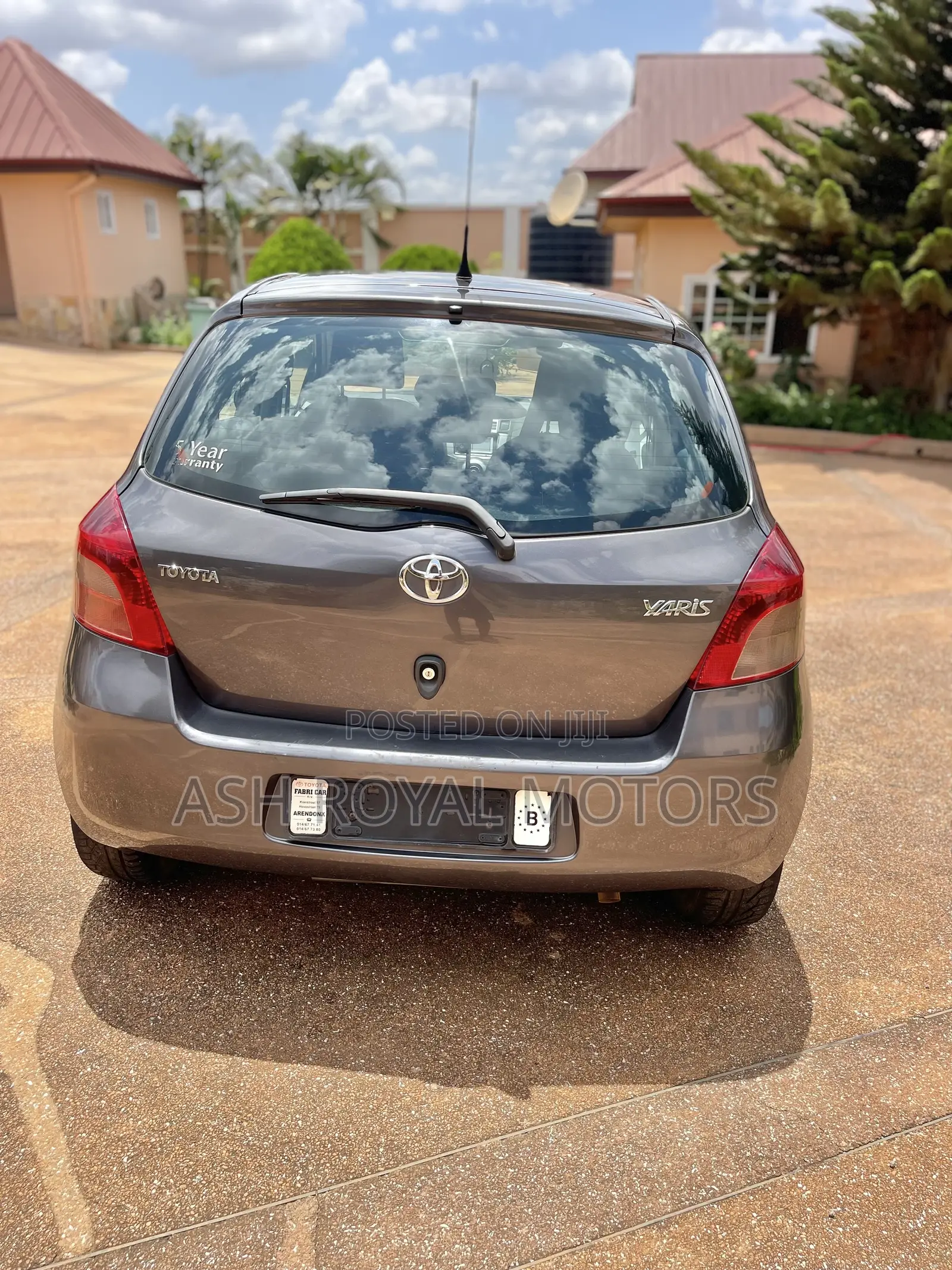 Toyota Yaris Base Hatchback 5dr 2010 Gray