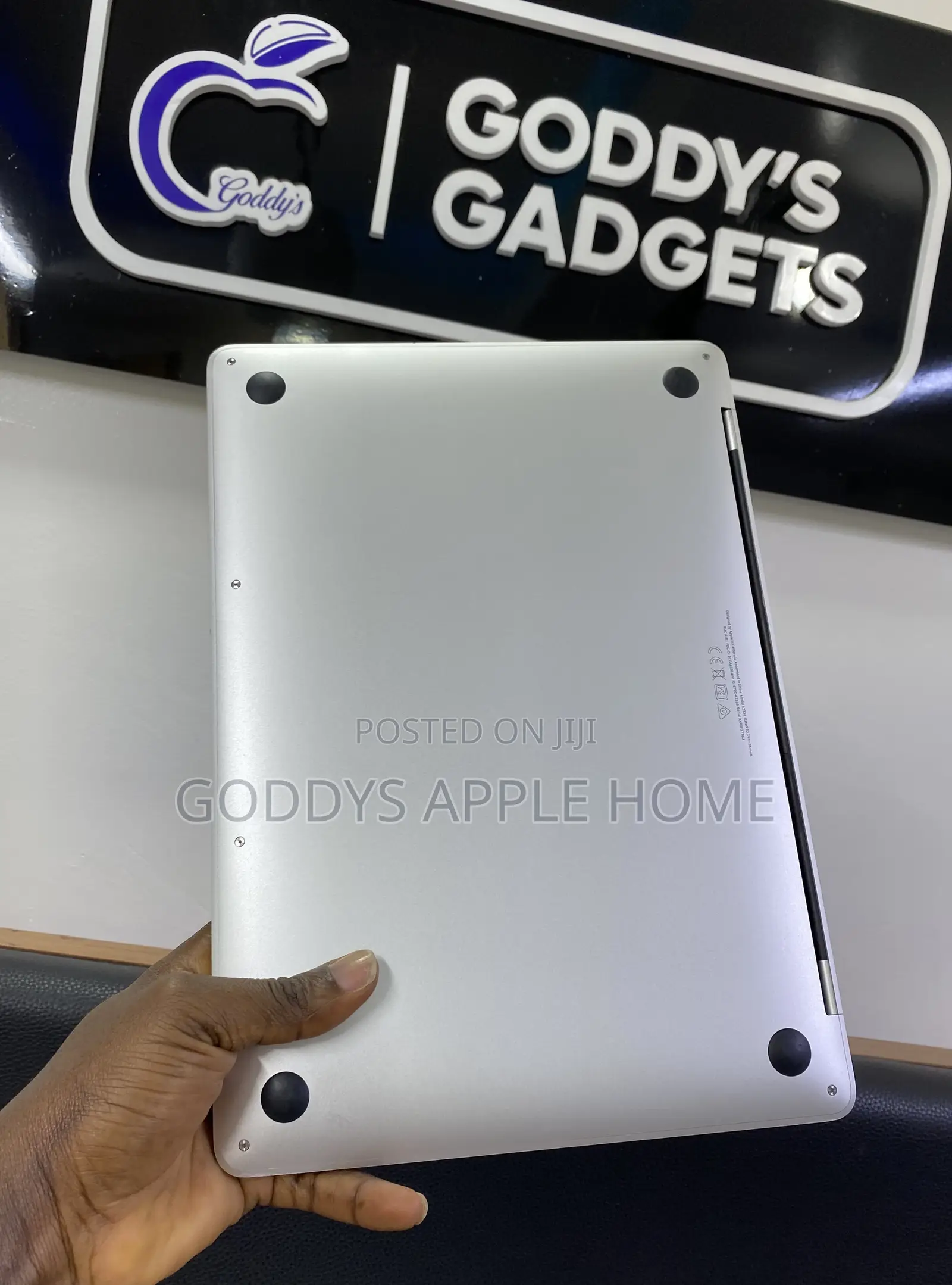 Laptop Apple MacBook Pro 2022 M2 8GB Apple M2 SSD 256GB