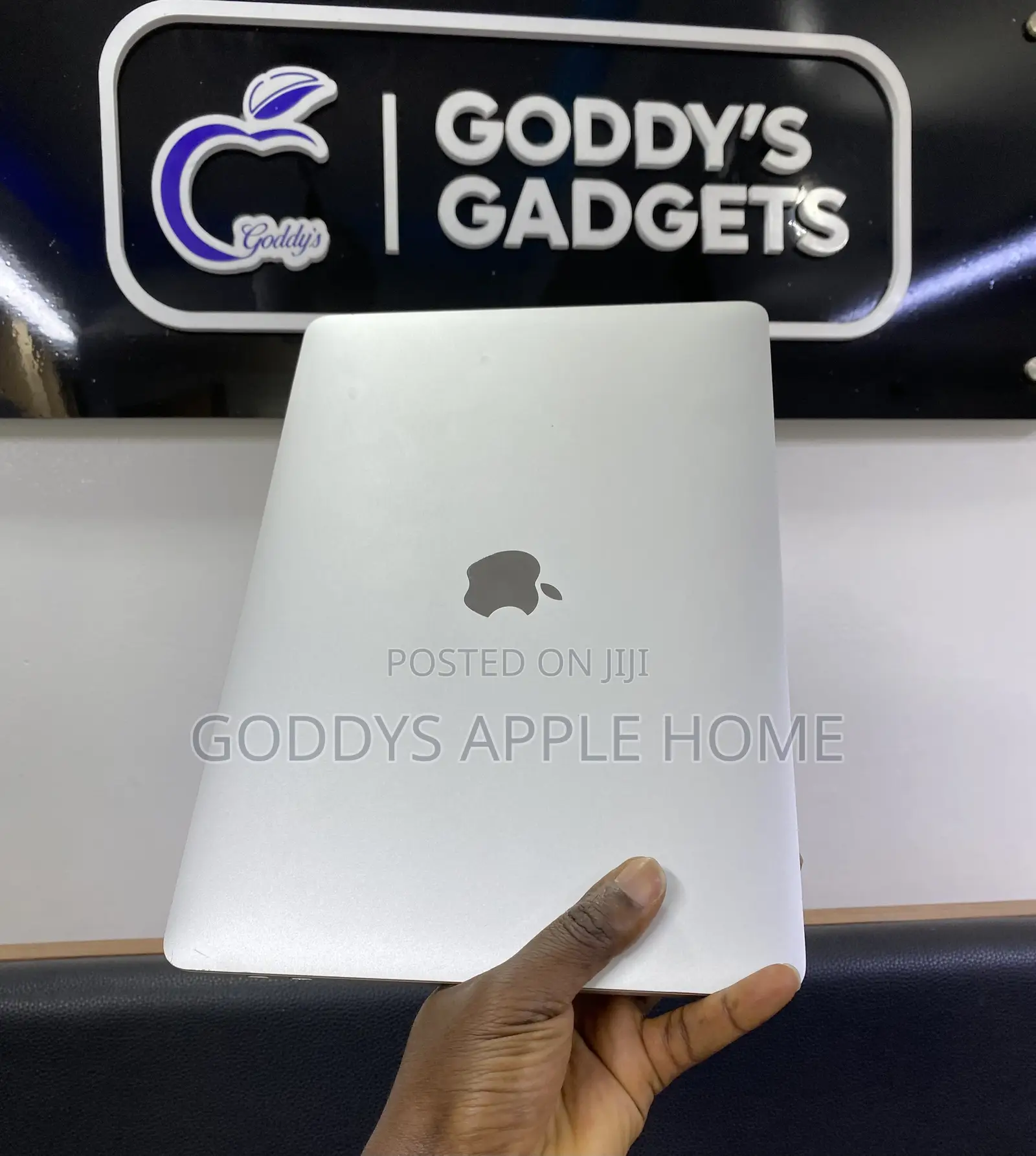 Laptop Apple MacBook Pro 2022 M2 8GB Apple M2 SSD 256GB