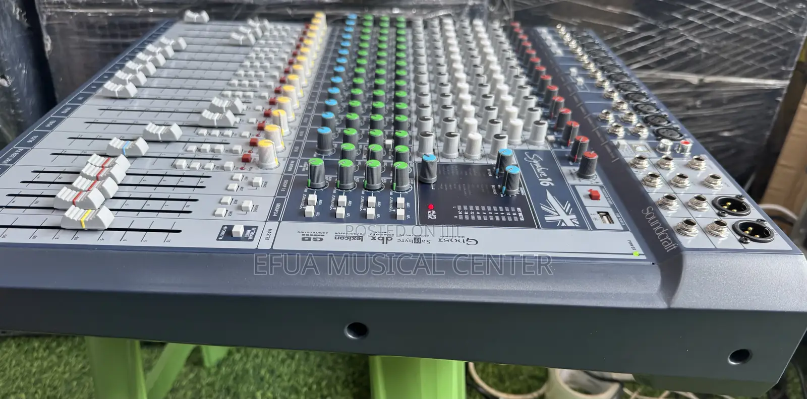 Sound Craft Signature 16-Channel Mixer