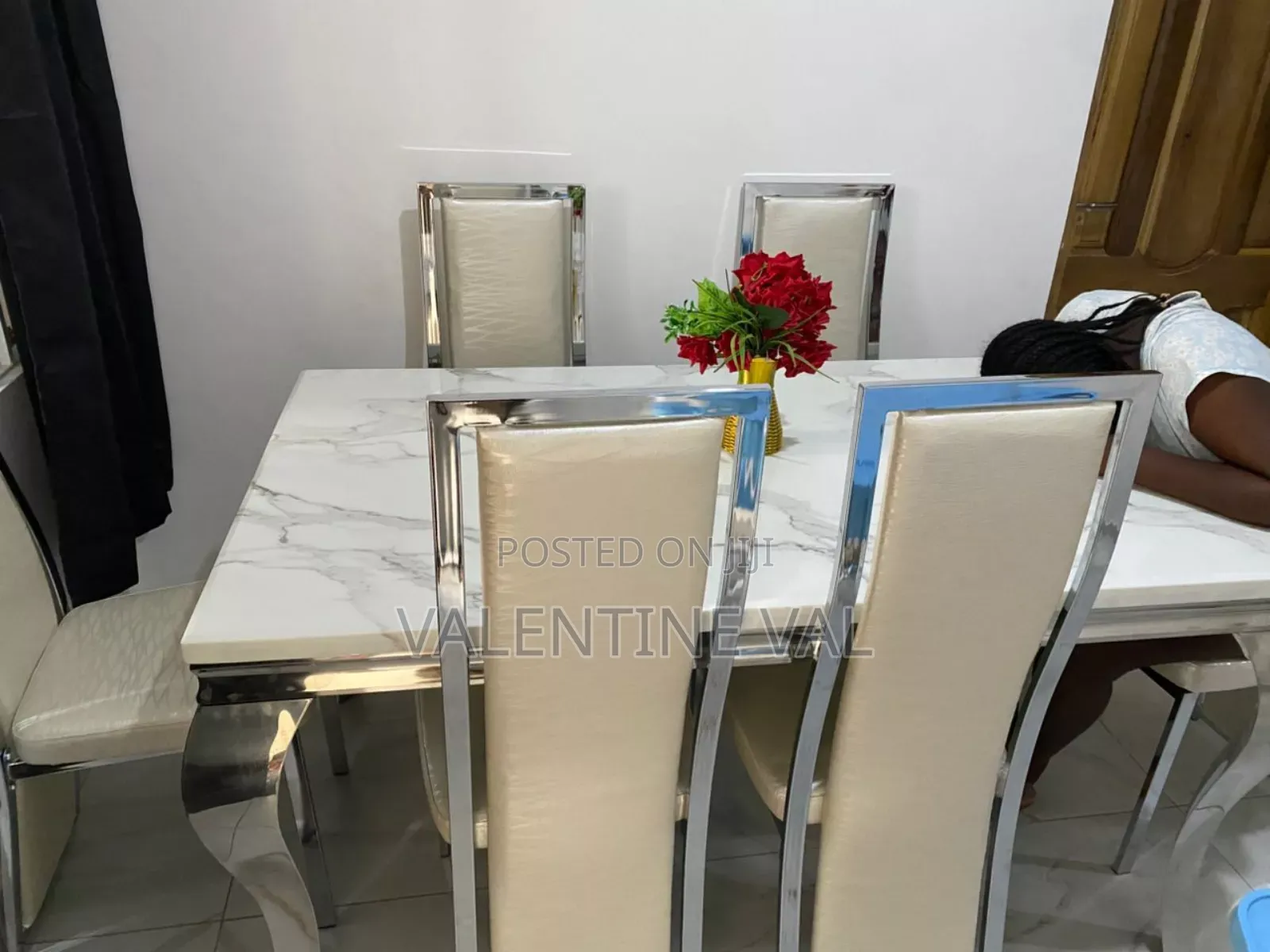 Dinning Sets With Lovely Table and Chairs