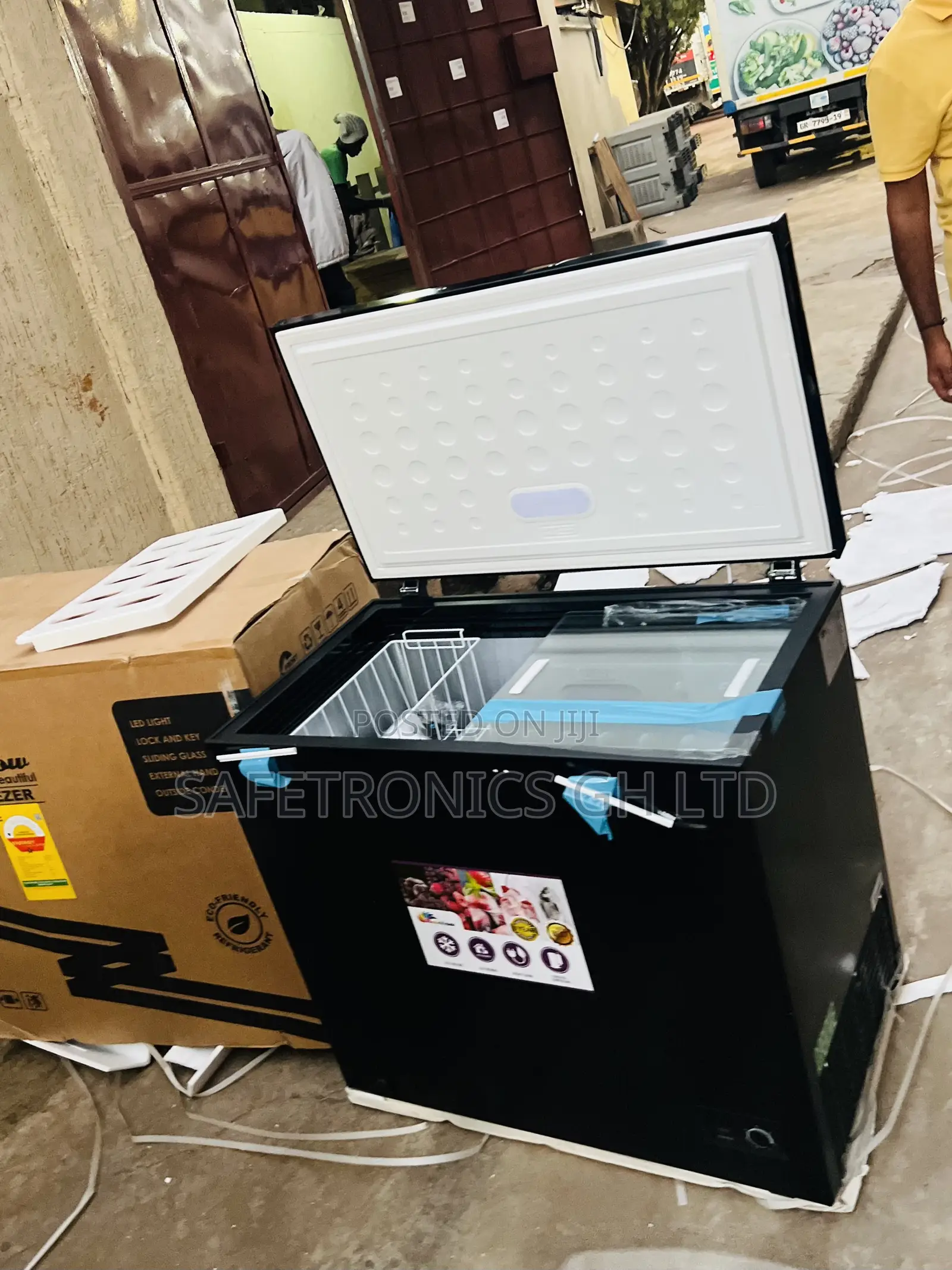 Most Affordable Black Singledoor 200l Rainbow RCF-2530-1a Chestfreezer