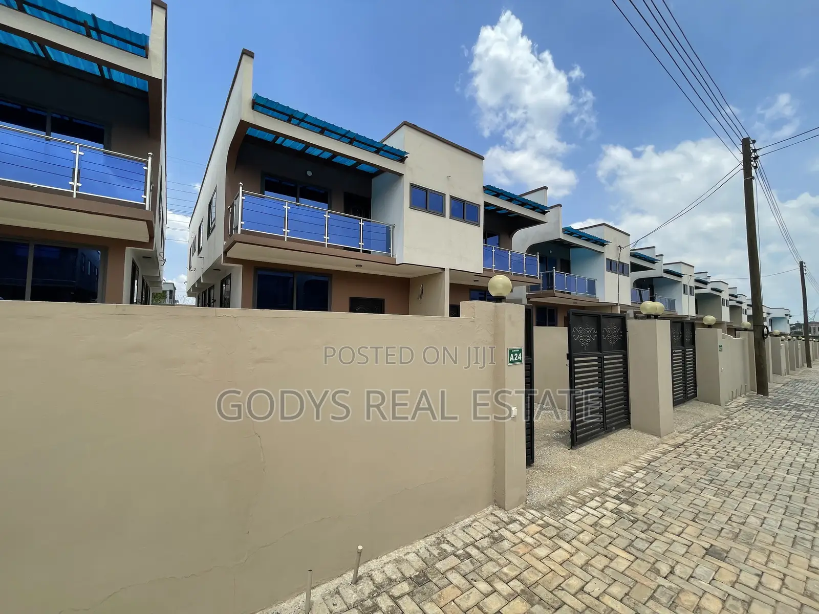 3bdrm Duplex in Godys, Oyarifa for sale