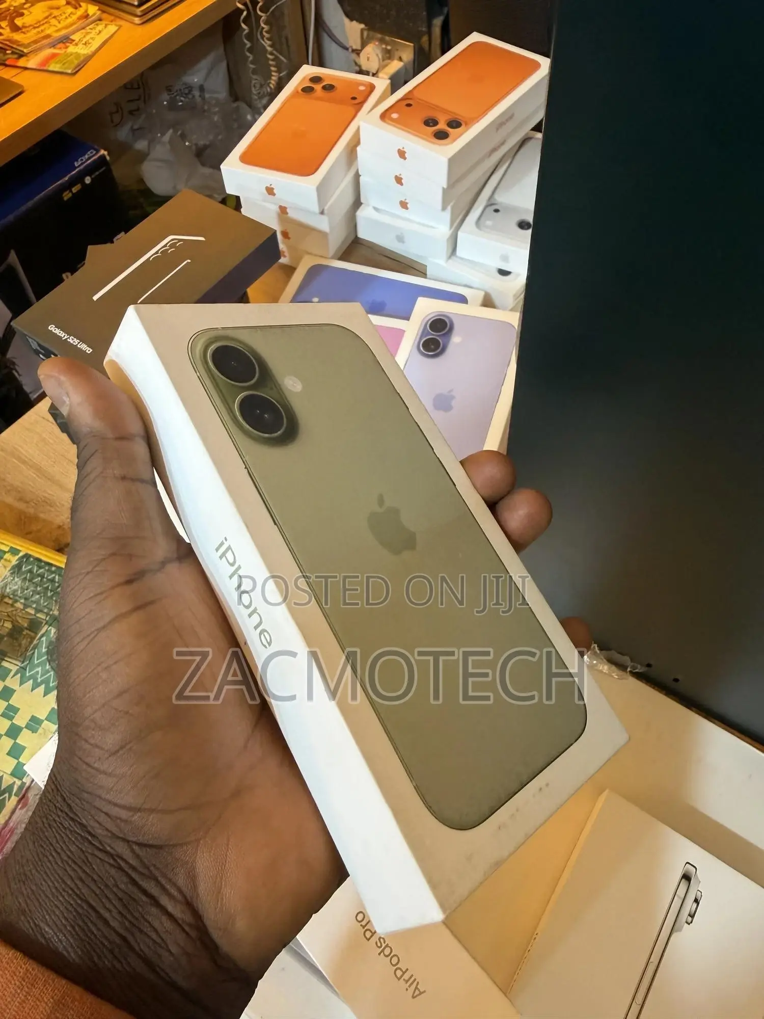 New Apple iPhone 17 256 GB Green