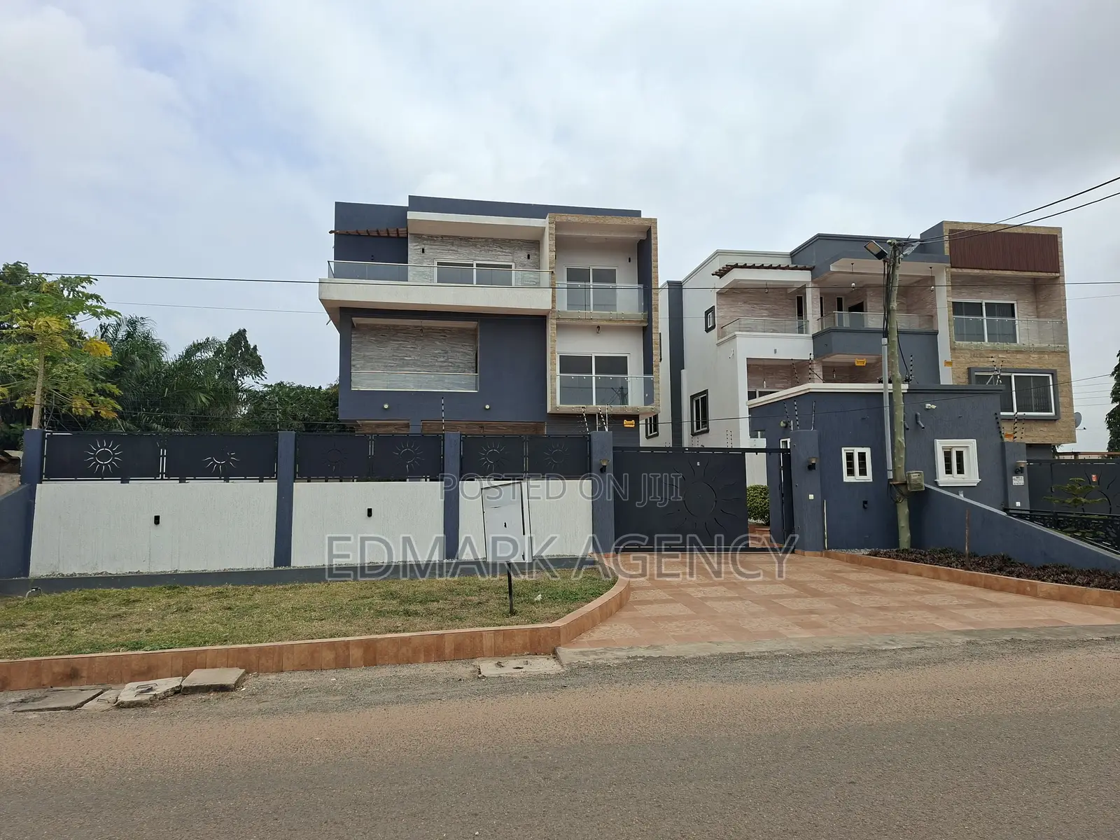5bdrm House in East Airport, Accra Metropolitan for sale