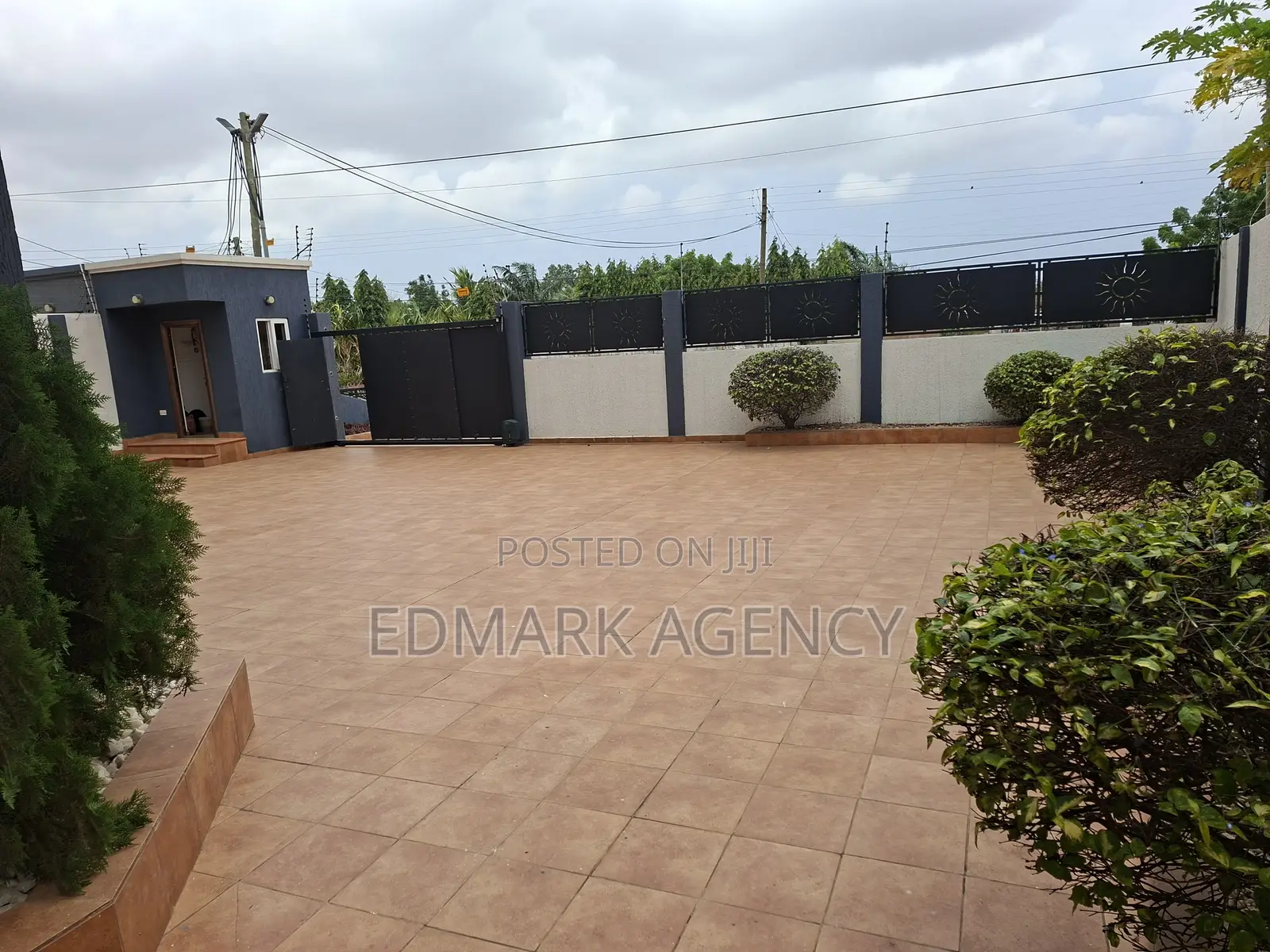 5bdrm House in East Airport, Accra Metropolitan for sale