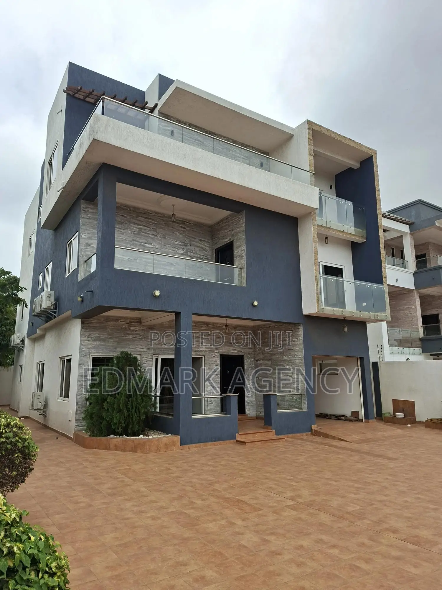 5bdrm House in East Airport, Accra Metropolitan for sale