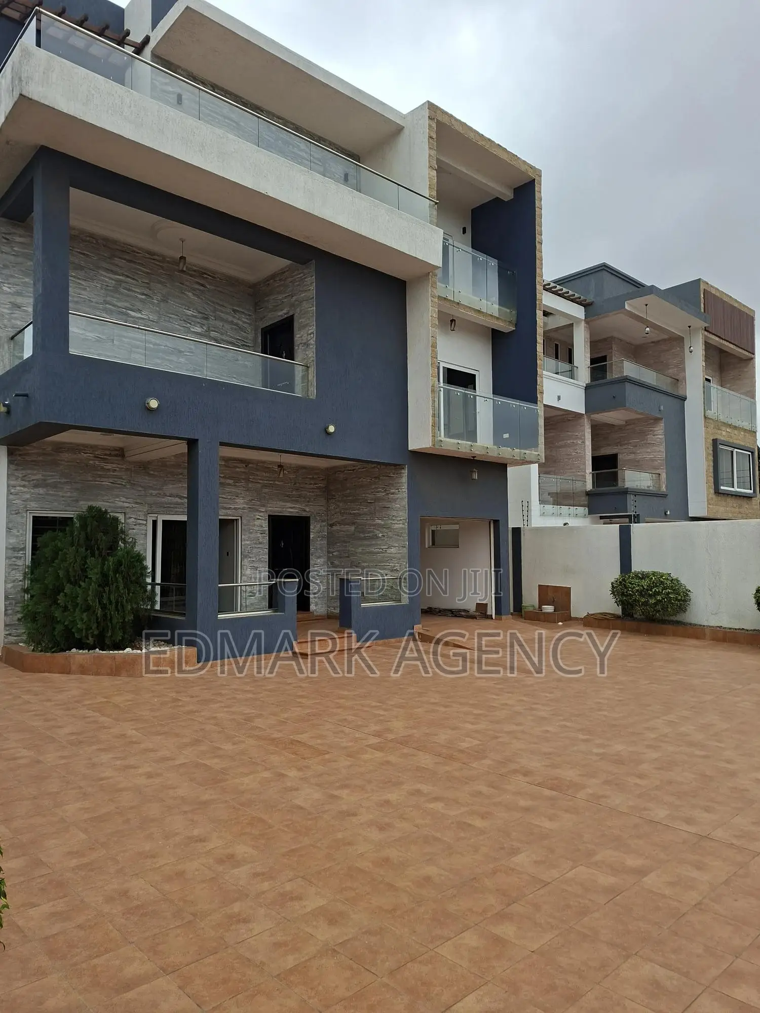 5bdrm House in East Airport, Accra Metropolitan for sale