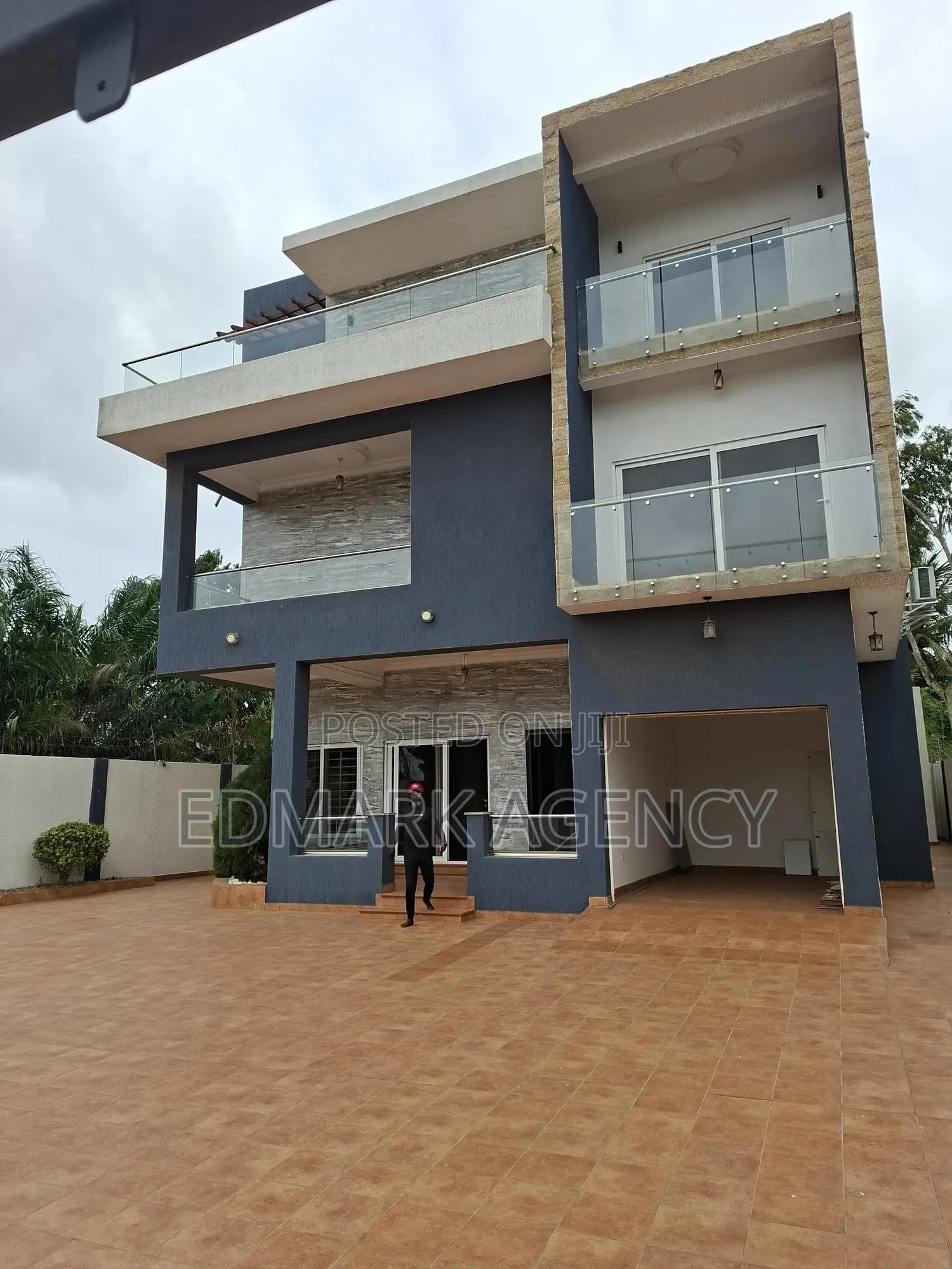 5bdrm House in East Airport, Accra Metropolitan for sale