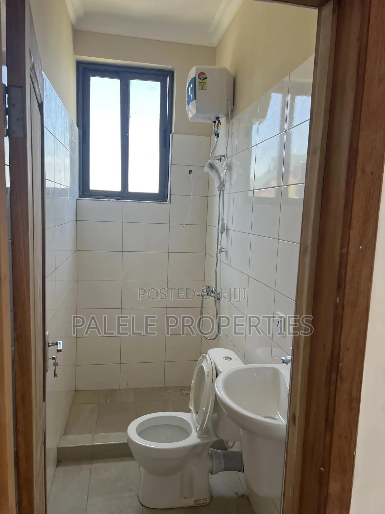 2bdrm Apartment in Exhibition for rent