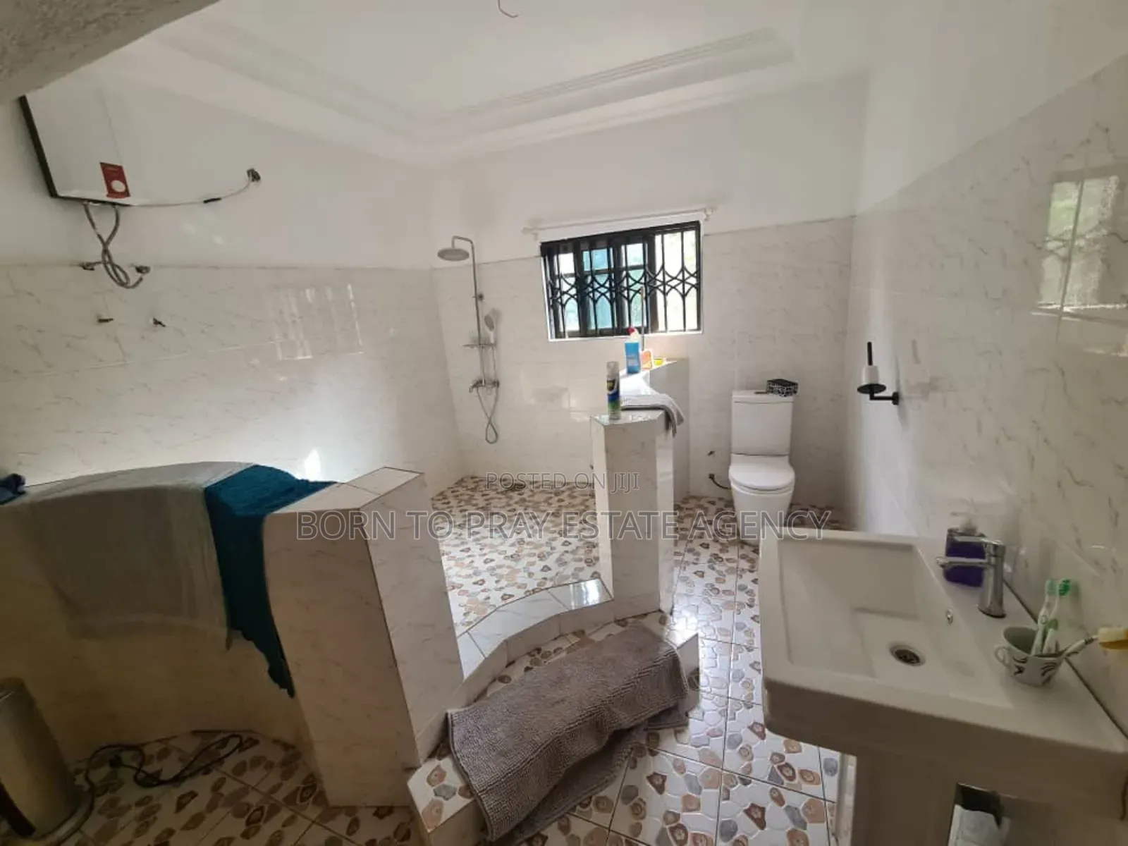 Furnished 6bdrm House in Born To Pray Estate, Atwima Nwabiagya for sale