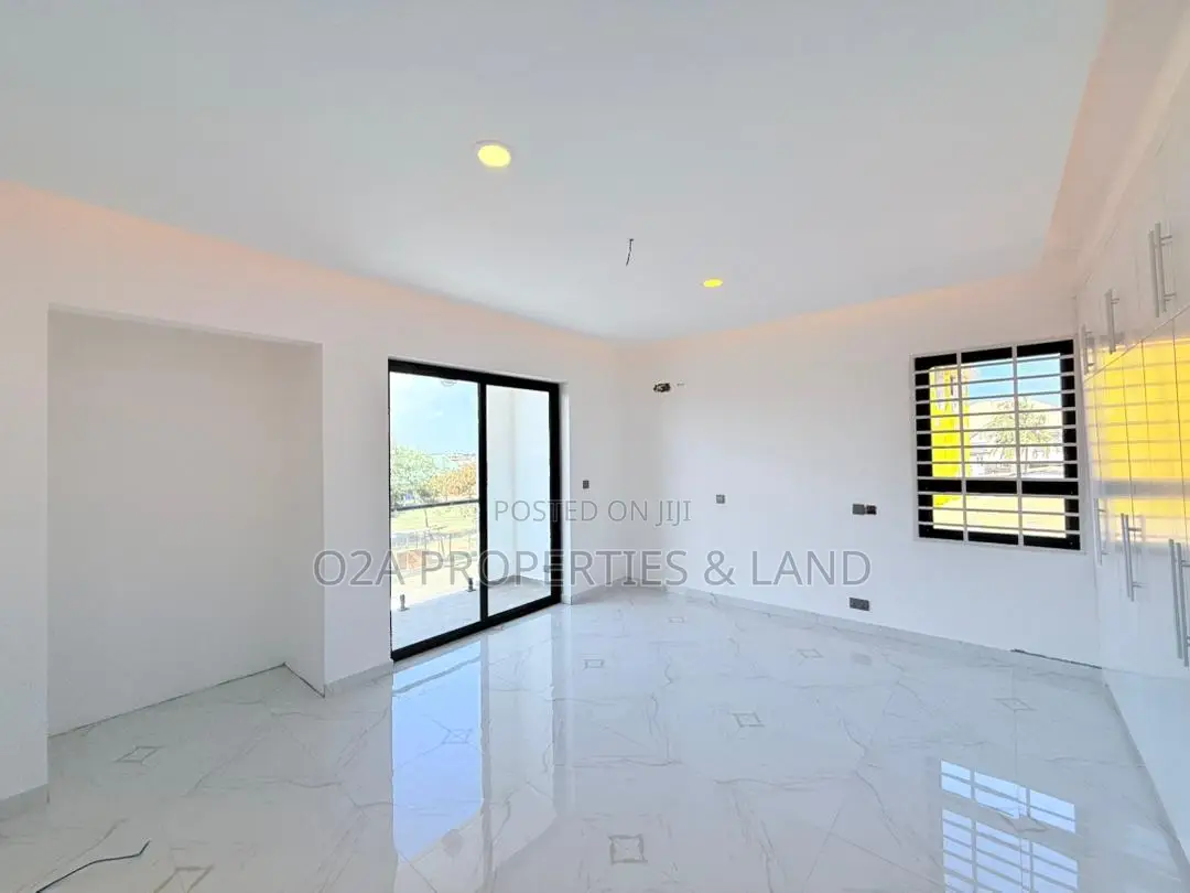 4bdrm House in Sakumono for sale