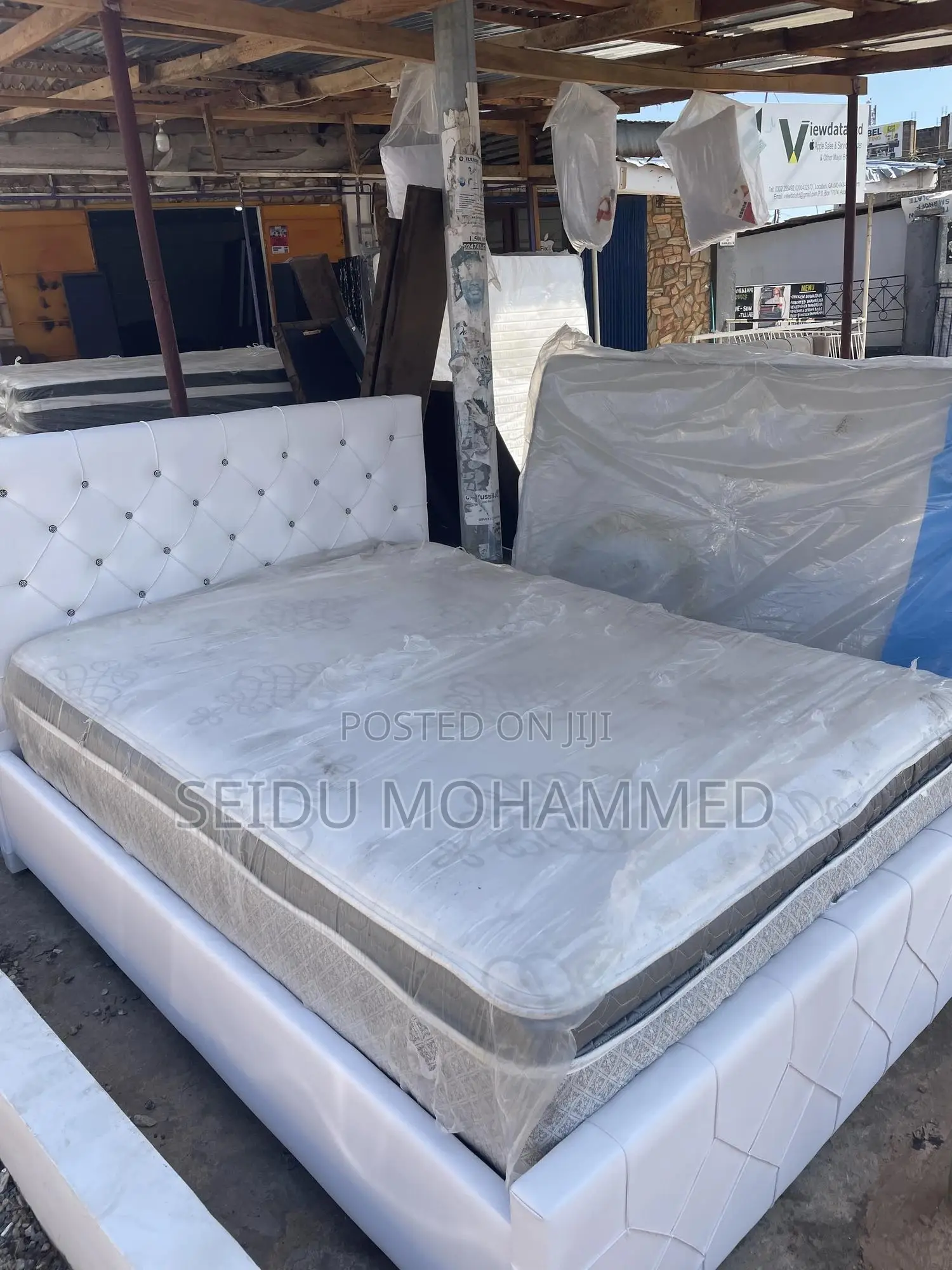 A Design Double Turkey’S Bed Frame With a 14 Inches Mattress