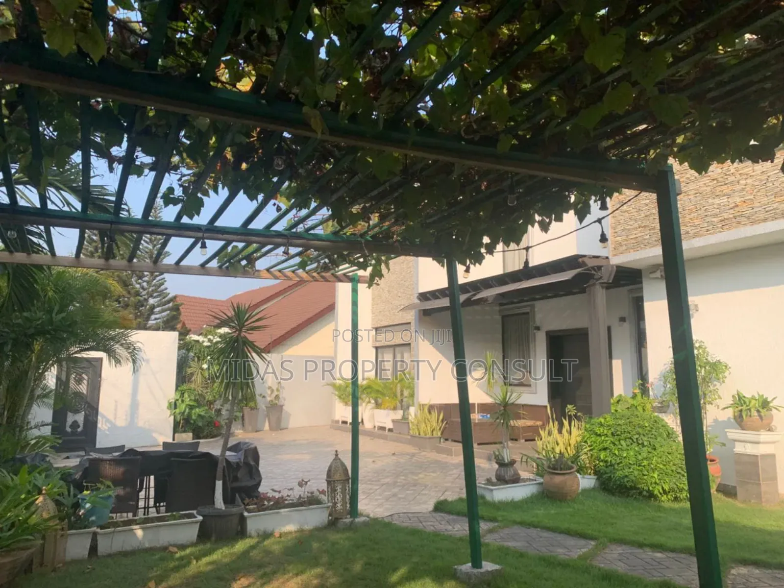 4bdrm House in A&C Mall, East Legon for sale