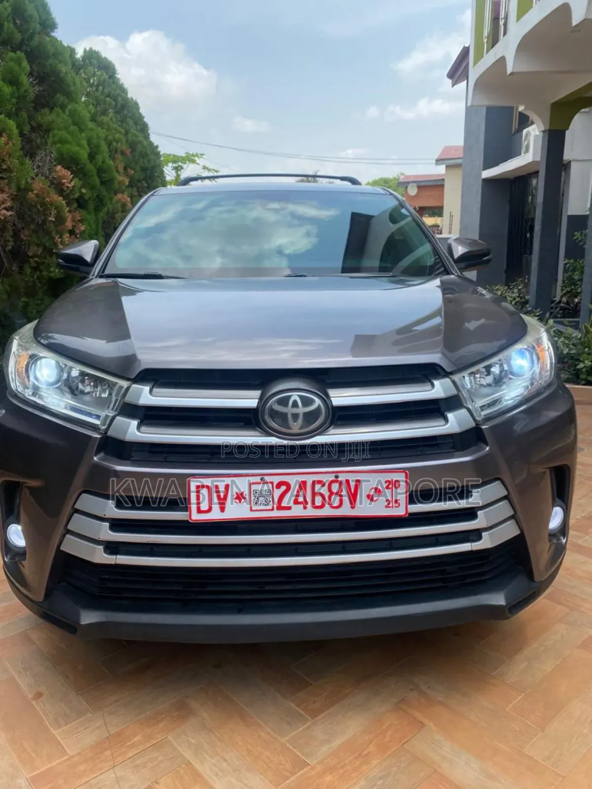 Toyota RAV4 XLE 4dr SUV (2.5L 4cyl 6A) 2018 Brown