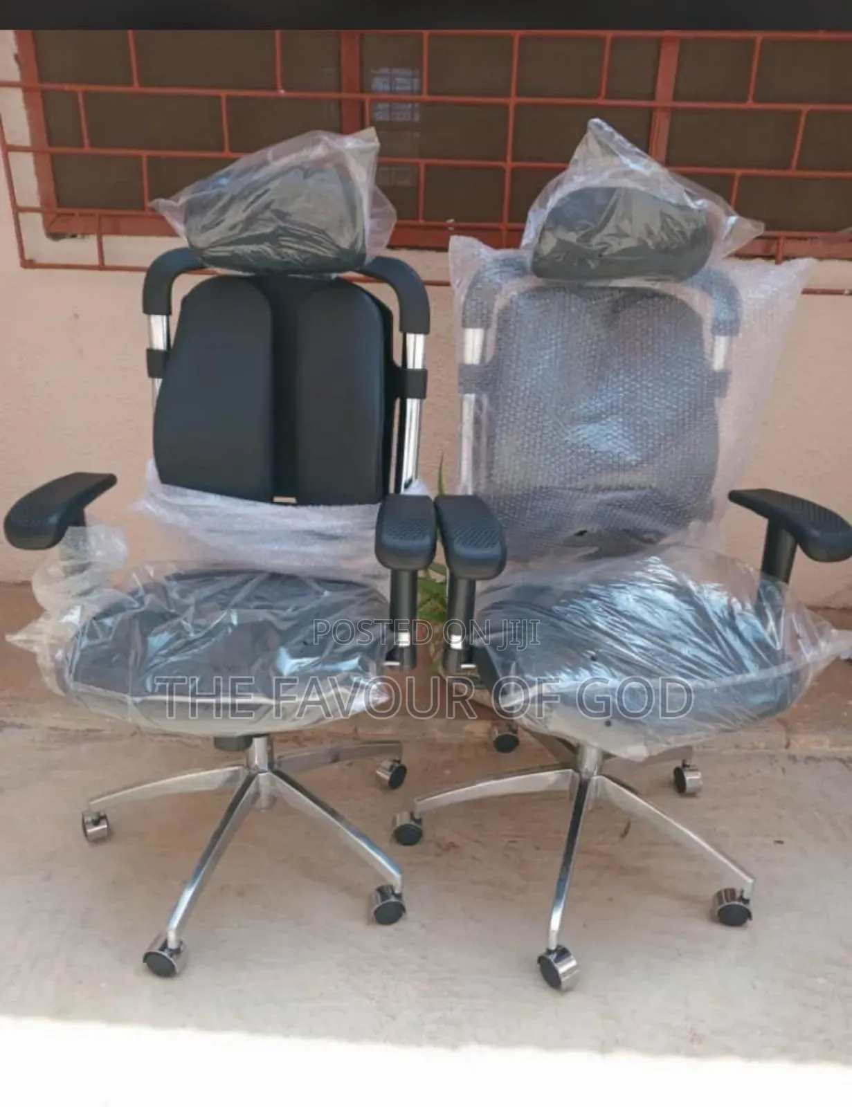 A Strong Ergonomic Swivel Chair