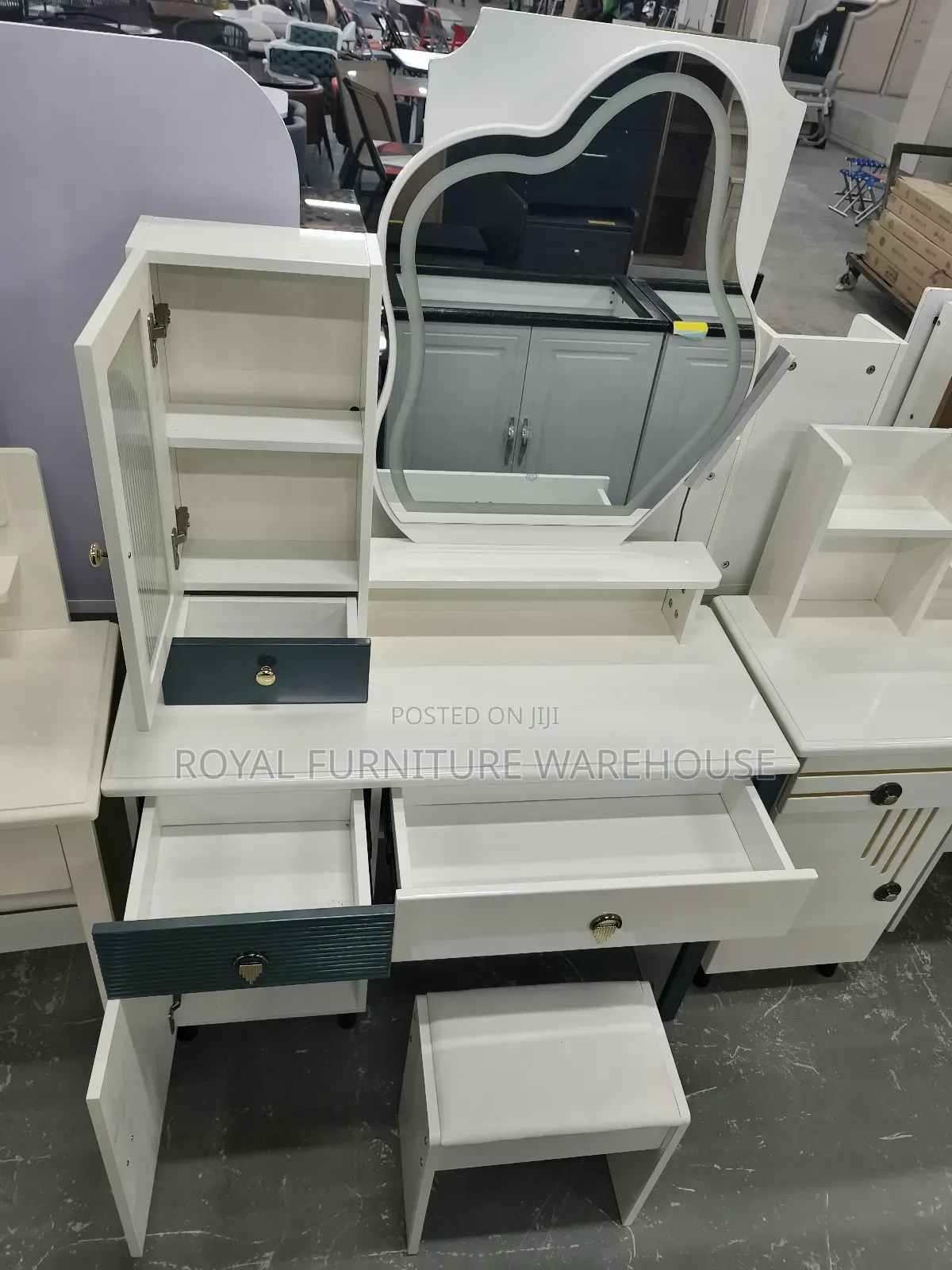 Foreign Type Dressing Table With Light Mirror