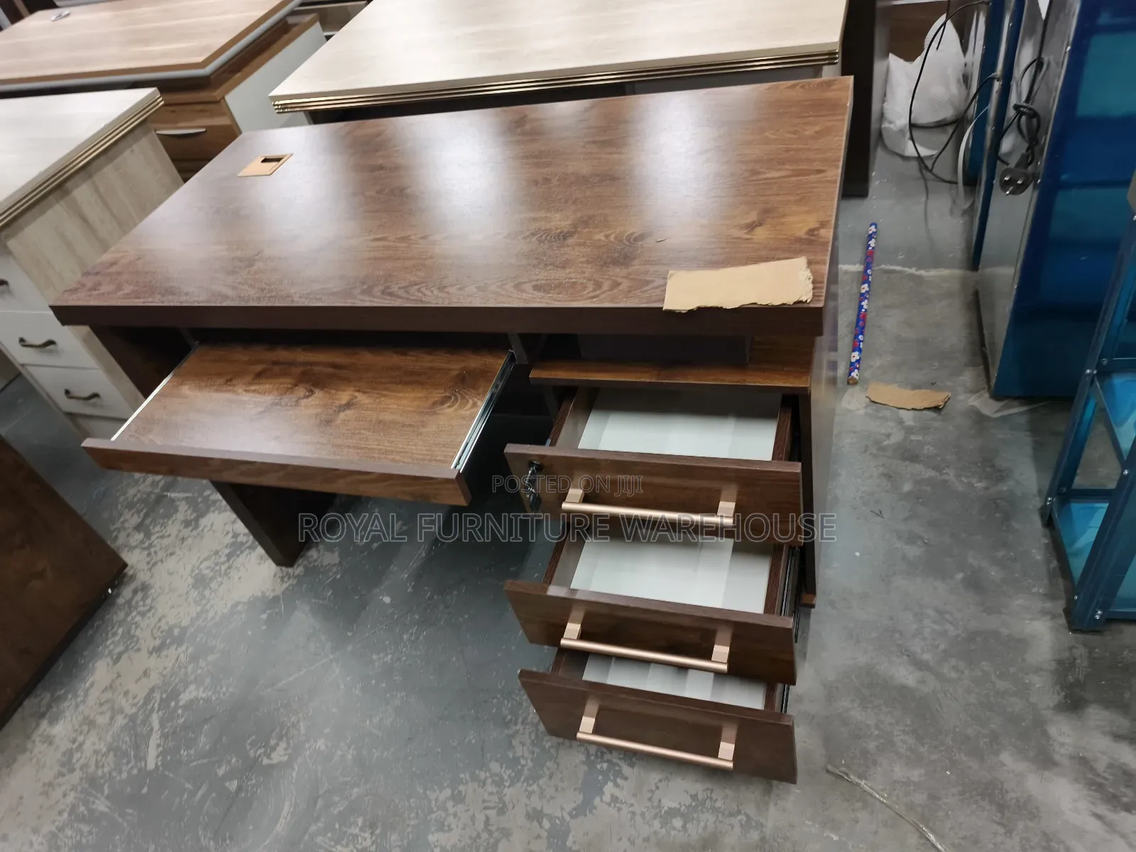 Quality Luxurious Office Desk (Foreign Type)