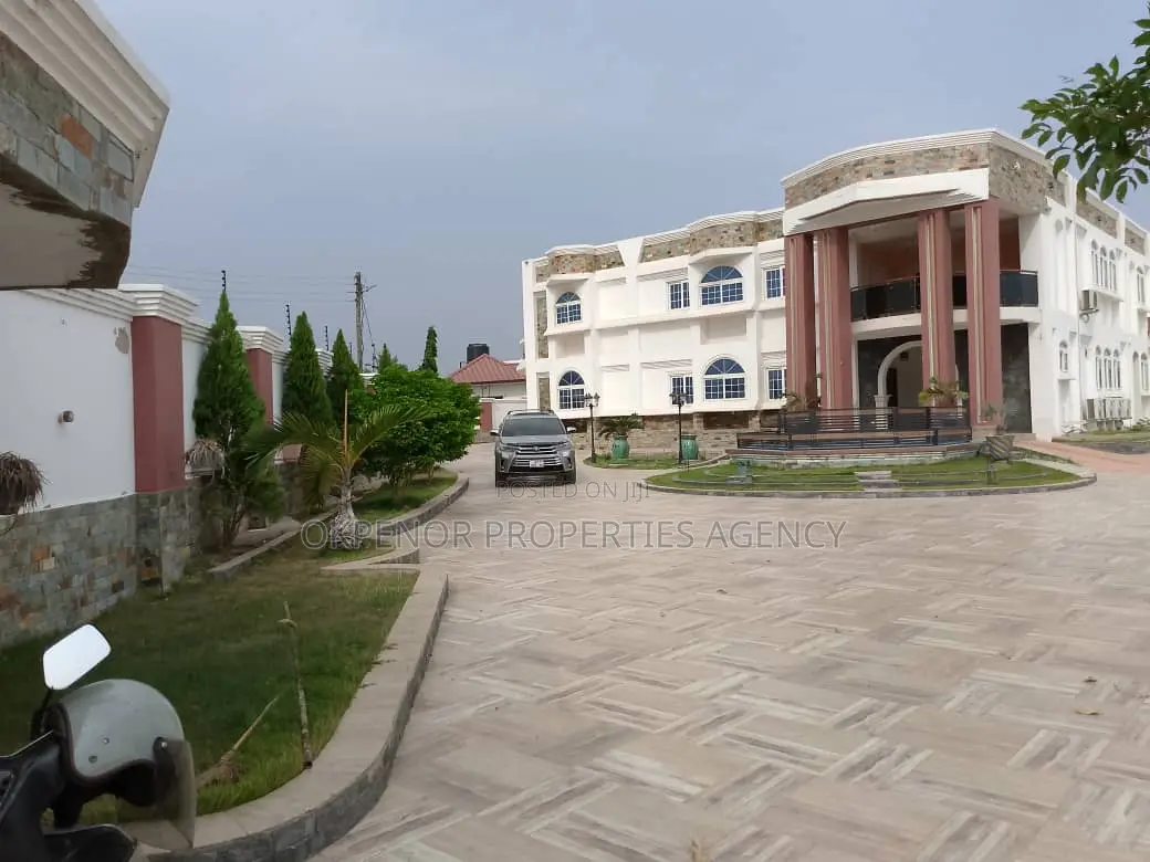 7bdrm House in Tema Com12 for sale