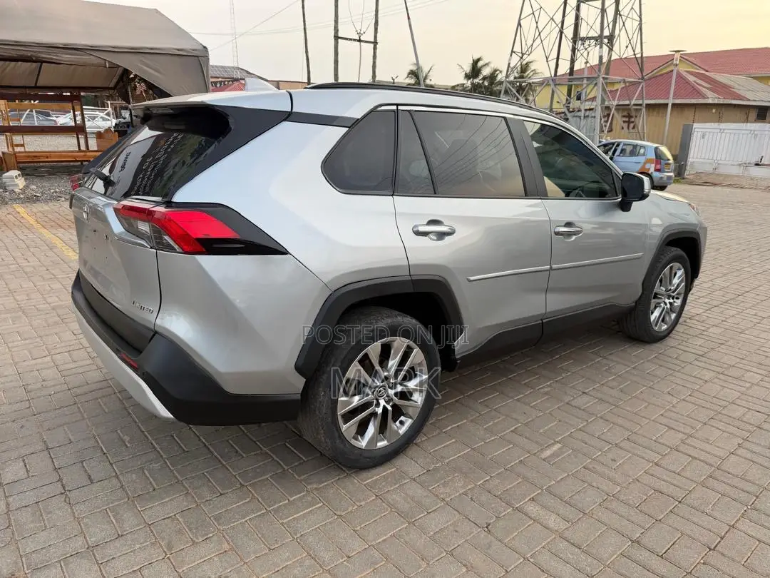 Toyota RAV4 2021 Silver