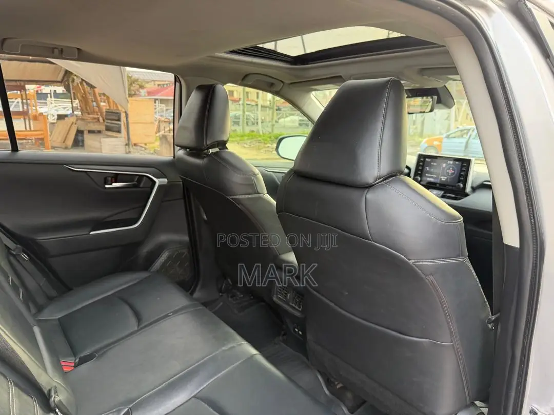 Toyota RAV4 2021 Silver