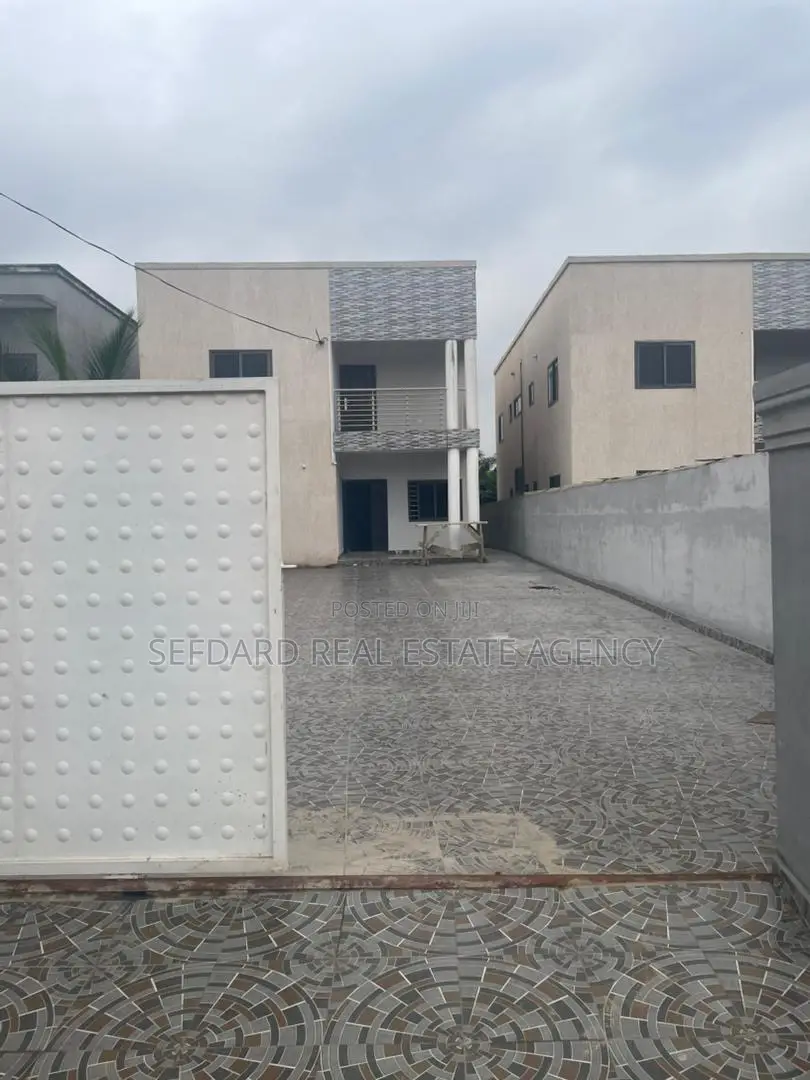 5bdrm House in Sefdard Real Estate, Haatso for sale