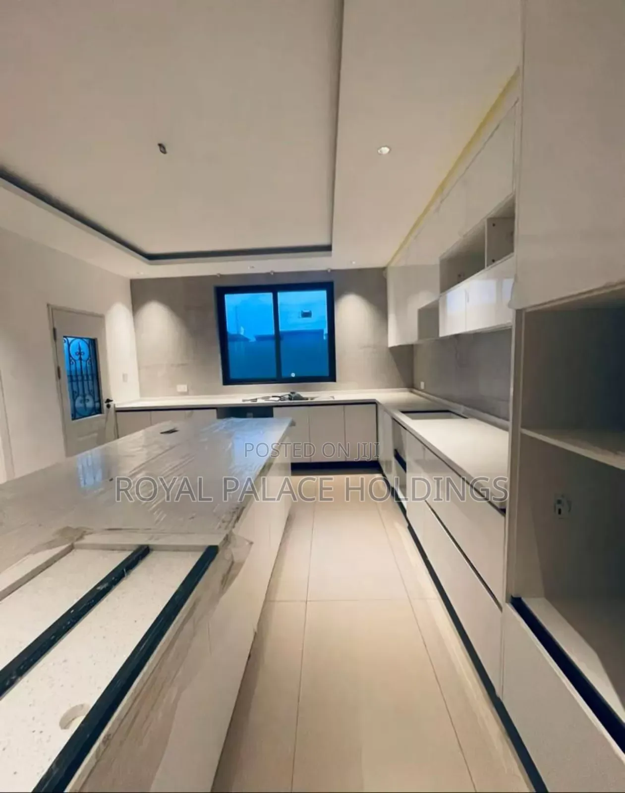 4bdrm Duplex in Adjiringanor, Adjiriganor for sale