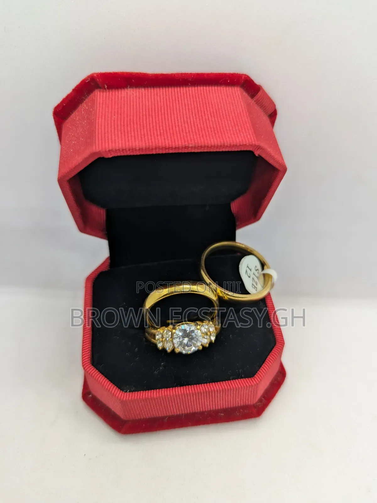 3 Pieces Round Stone Wedding Rings (Swipe)