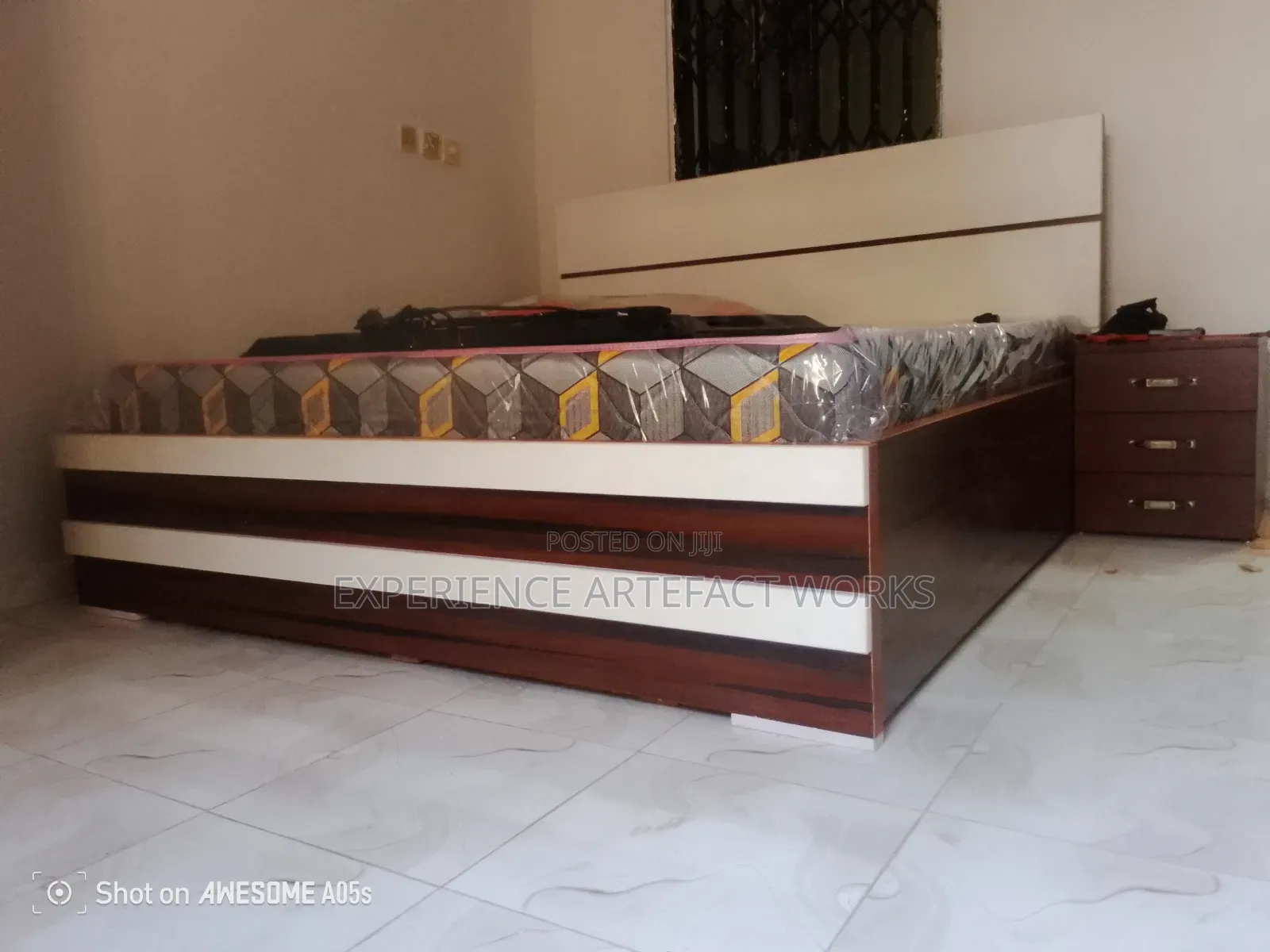 Queen Size Bed White and Brown