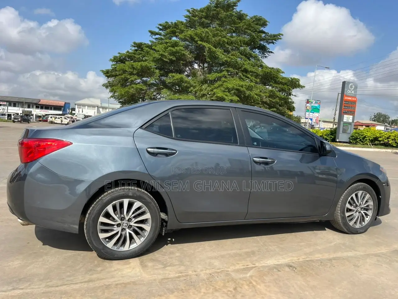 Toyota Corolla XLE (1.8L 4cyl 2A) 2018 Gray