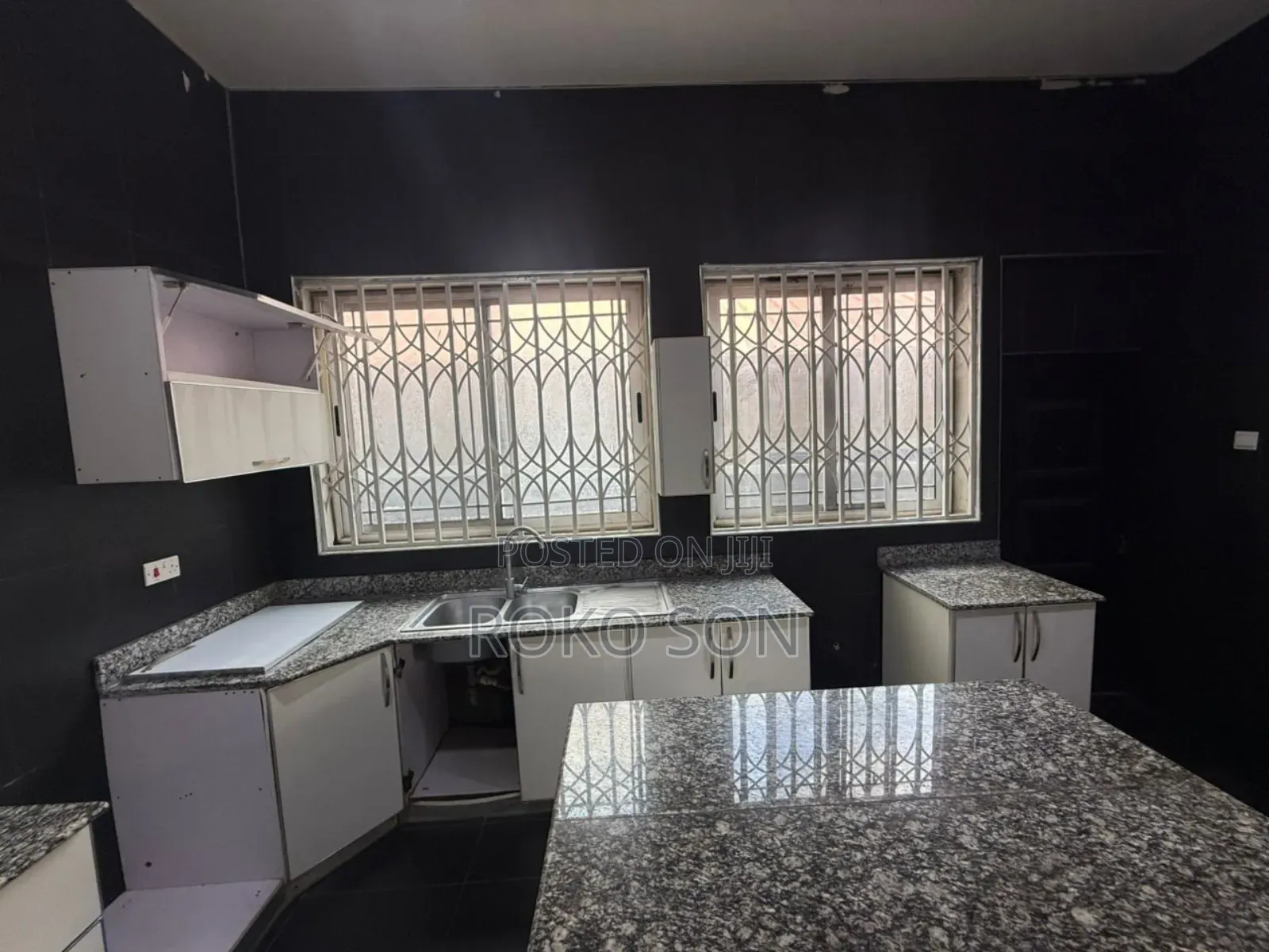 6bdrm House in Dr Roko, Gbawe for sale