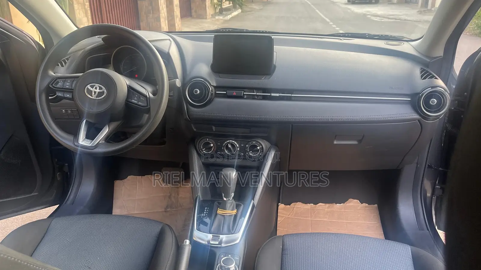 Toyota Yaris iA 1.5 FWD 2019 Gray