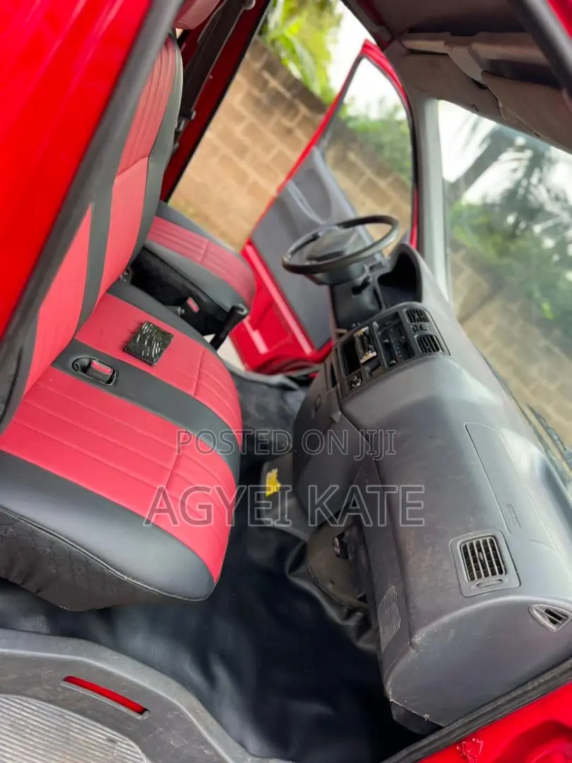 Toyota HiAce 2001 Red
