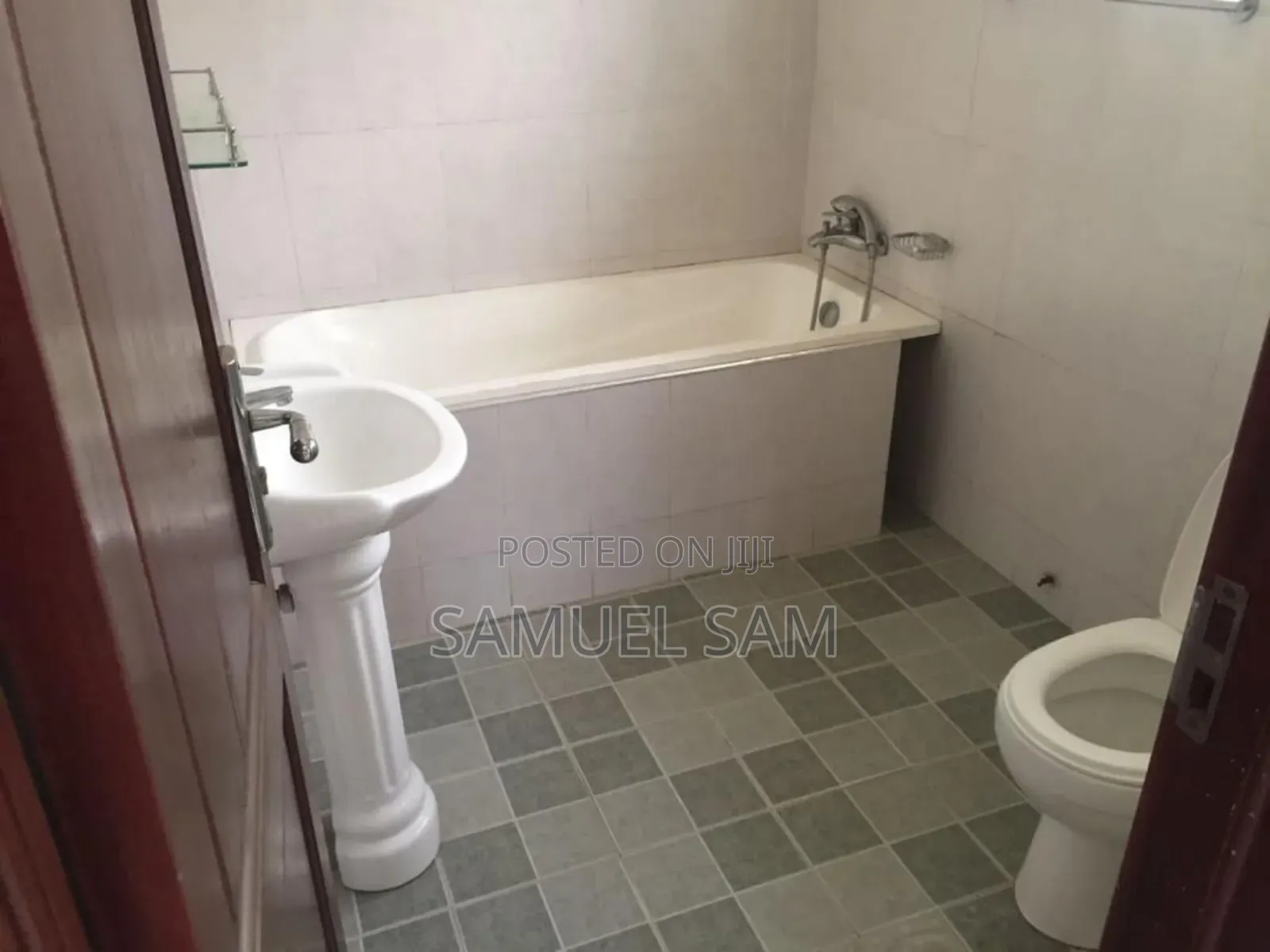 6bdrm House in Community 11, Tema Metropolitan for rent