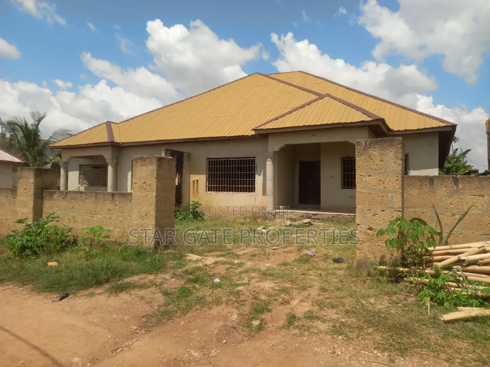 6bdrm House in Konkoli, Kumasi Metropolitan for sale
