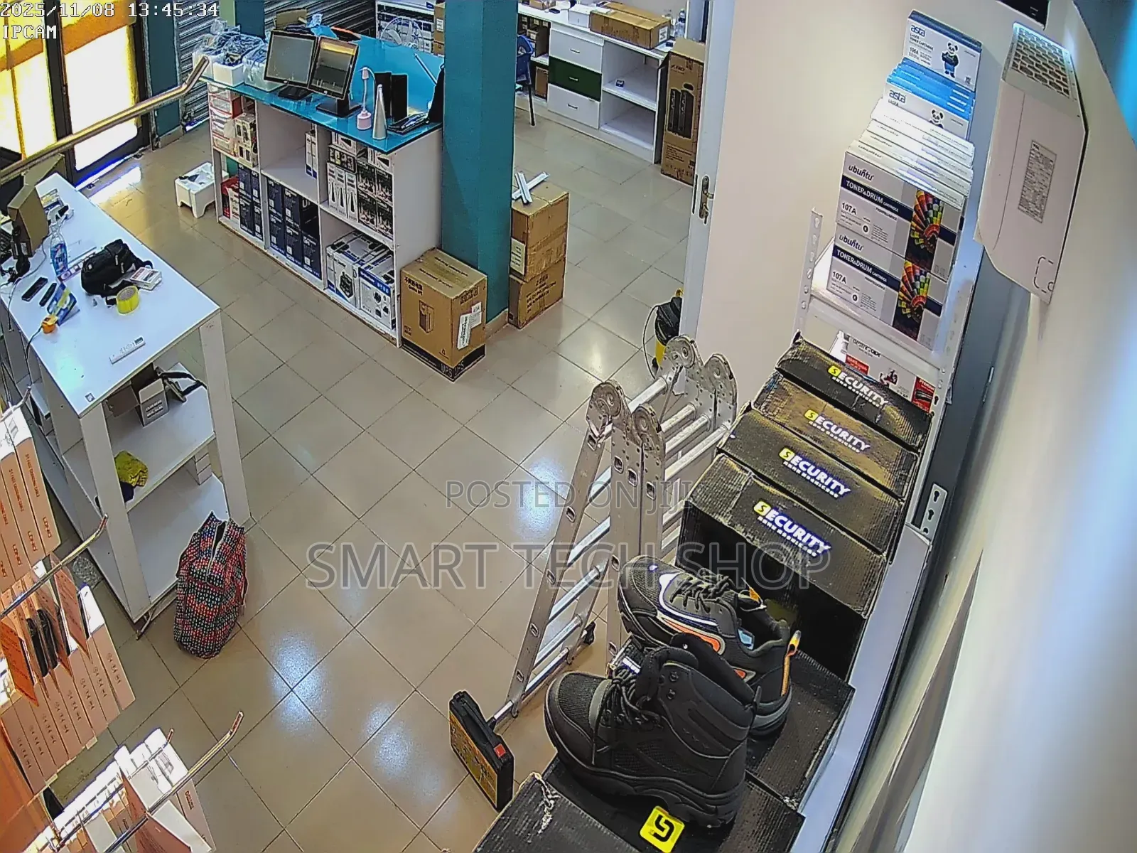 Lady Computer Shop Attendant Needed - Must Strictly Stay Around Adenta