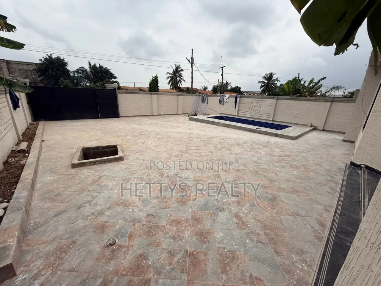5bdrm House in Adenta for sale