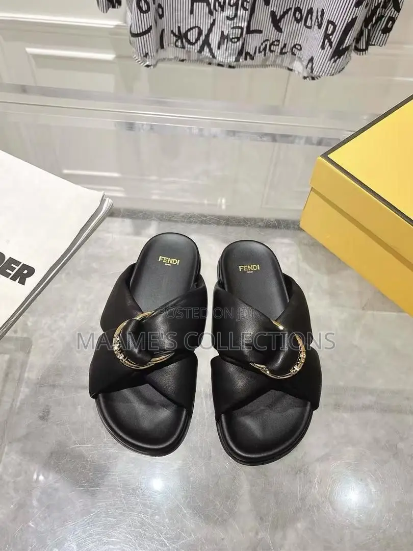Fendi Feel Knot Leather Slide Sandals / Slippers