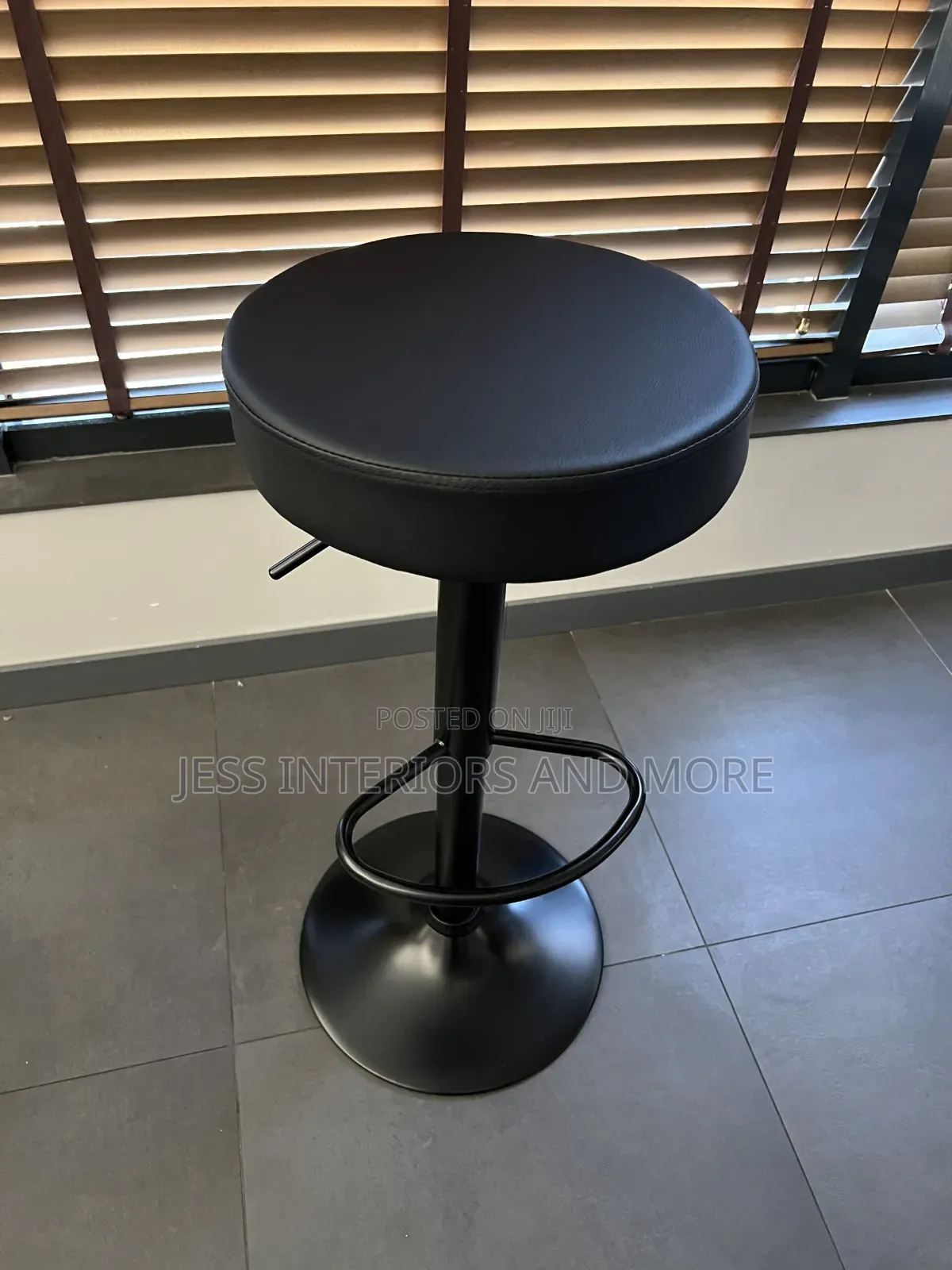 Swivel Round Barstool (Black)