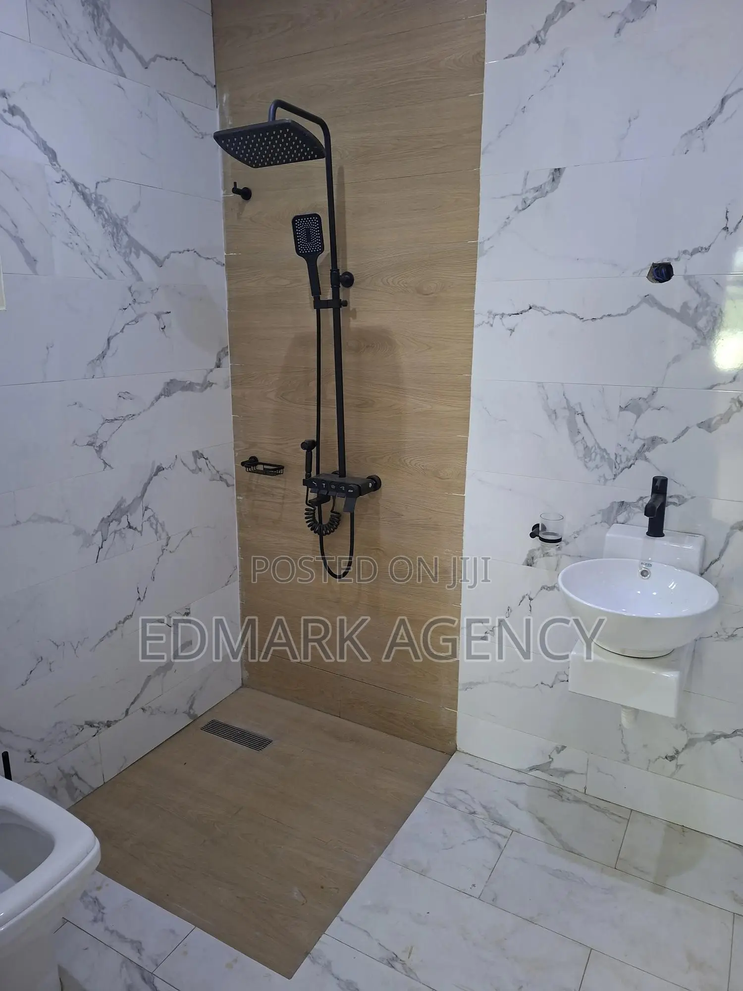 4bdrm House in Ashongman Estate, Police Station for sale