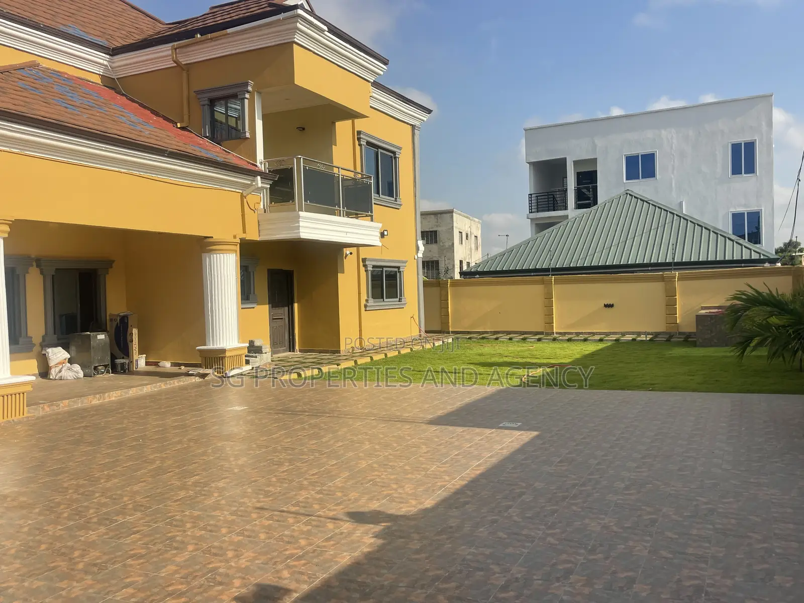 5bdrm Mansion in Lashibi, Sakumono for rent