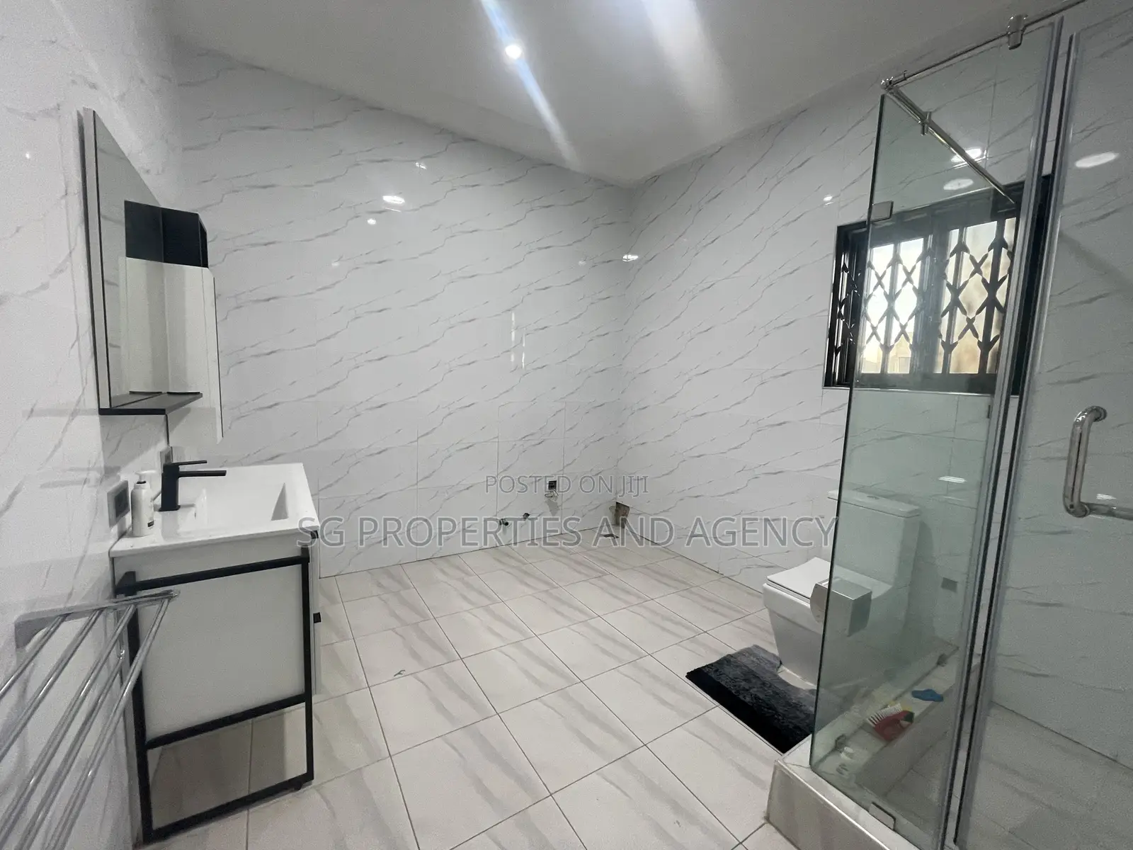 5bdrm Mansion in Lashibi, Sakumono for rent