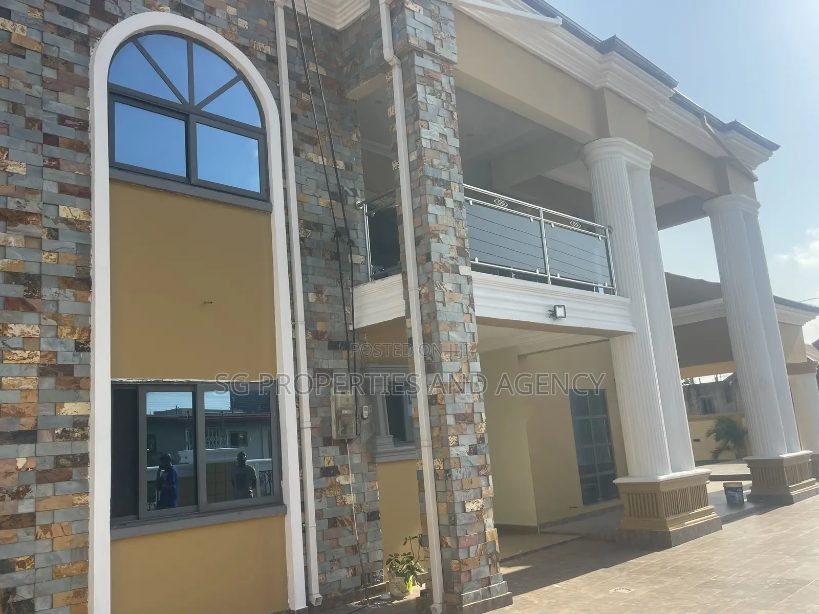 5bdrm Mansion in Lashibi, Sakumono for rent