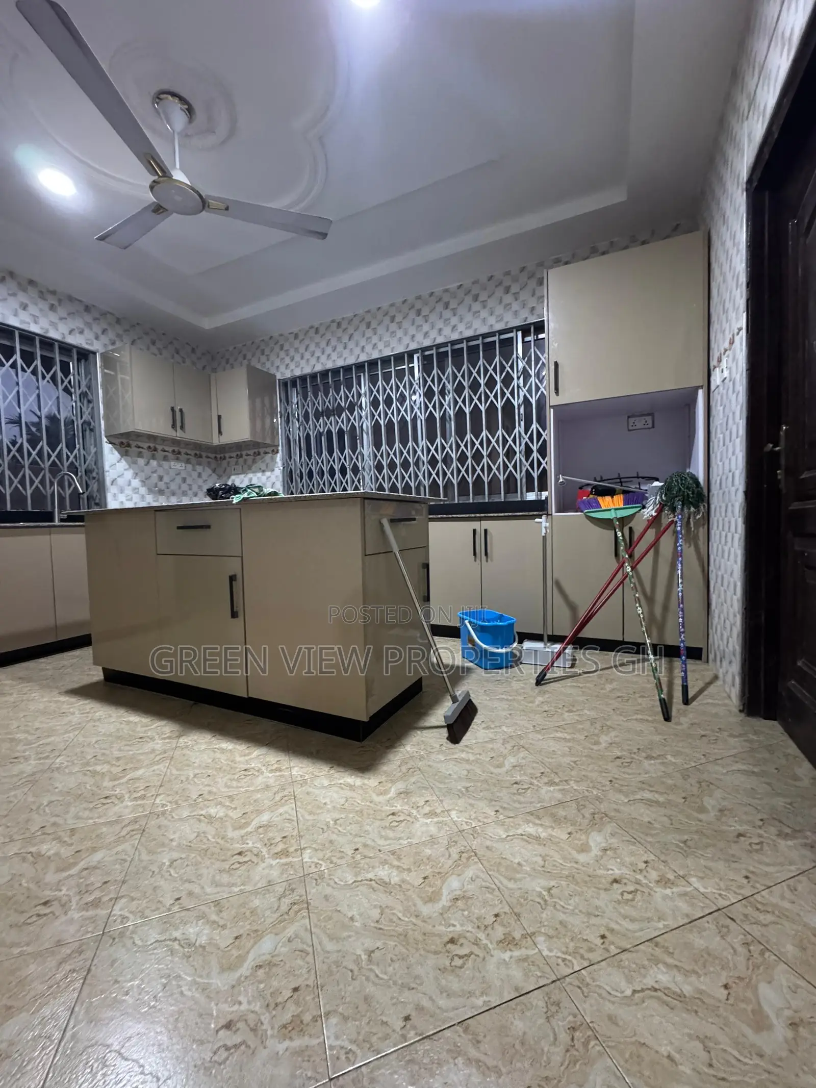 7bdrm Duplex in West Hills Mall Area for rent